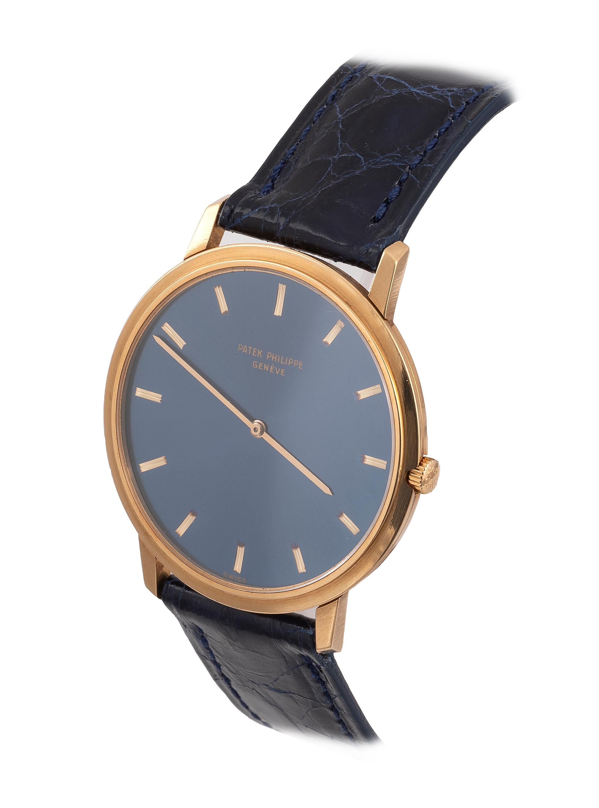 Very fine, thin, self-winding, 18K yellow gold wristwatch.
Case three-body, solid, polished and brushed, stepped inclined bezel, lapidated lugs, recessed winding crown, sapphire crystal. Dial satine blue with engraved gold fl uted baton indexes.