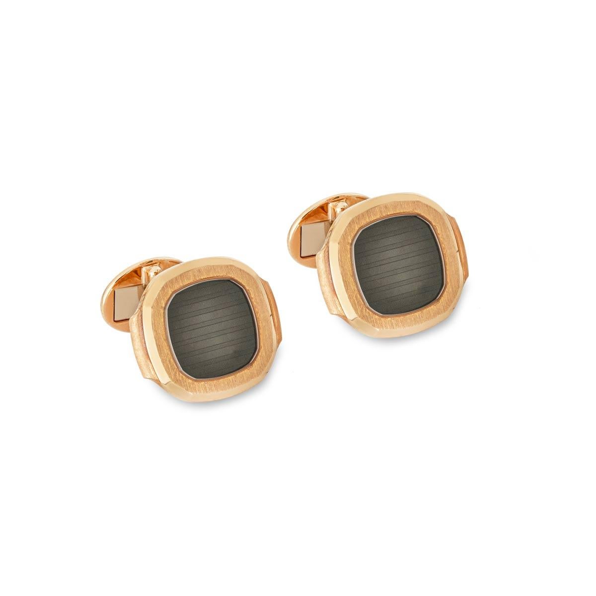Une paire de boutons de manchette Nautilus en or rose 18 carats de Patek Philippe. Chaque bouton de manchette présente un centre brun noir et un cristal de saphir entouré d'une bordure satinée. Les boutons de manchette mesurent 19 mm de large et ont