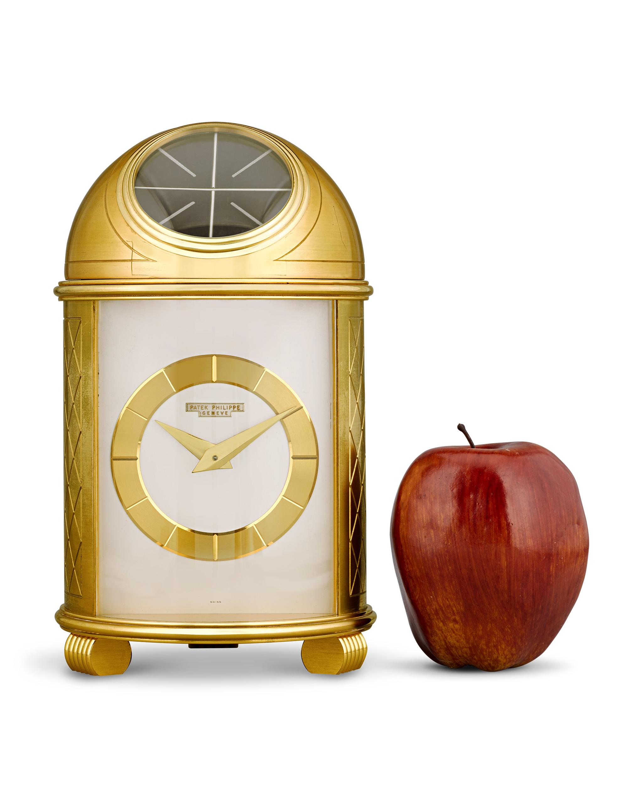 L'horloge à dôme fait partie des designs les plus emblématiques des premiers garde-temps solaires de Patek Philippe. Conçue pour la première fois en 1956, cette horloge a été fabriquée en 1957 selon les documents d'archives qui l'accompagnent, ce
