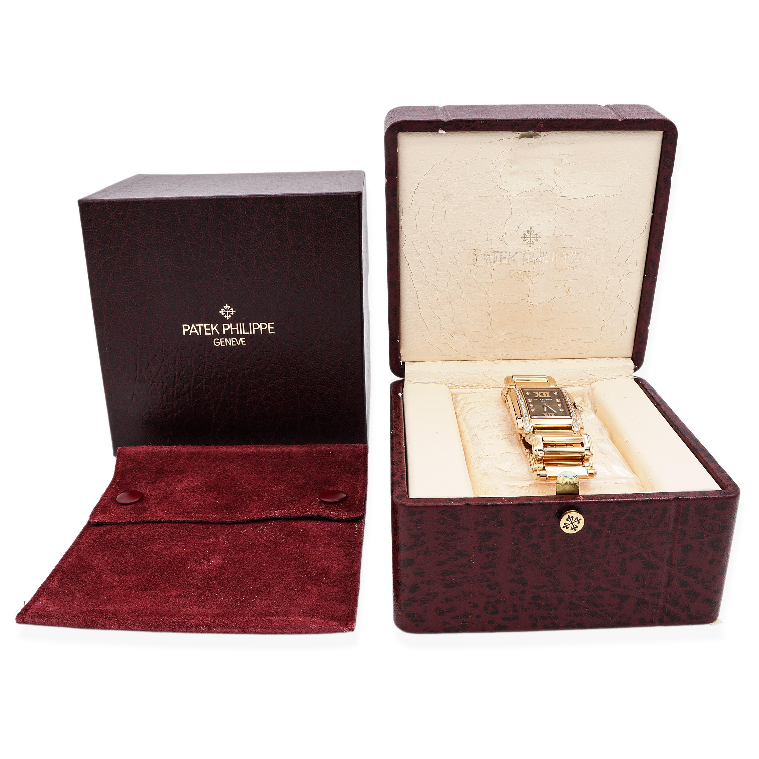 Elegante und ikonische Armbanduhr Patek Philippe Twenty4, Referenz **4910 11R**, gefertigt aus massivem 18 Karat Roségold. Das rechteckige, schokoladenbraune Zifferblatt mit applizierten römischen Ziffern bei XII und VI wird durch diamantbesetzte
