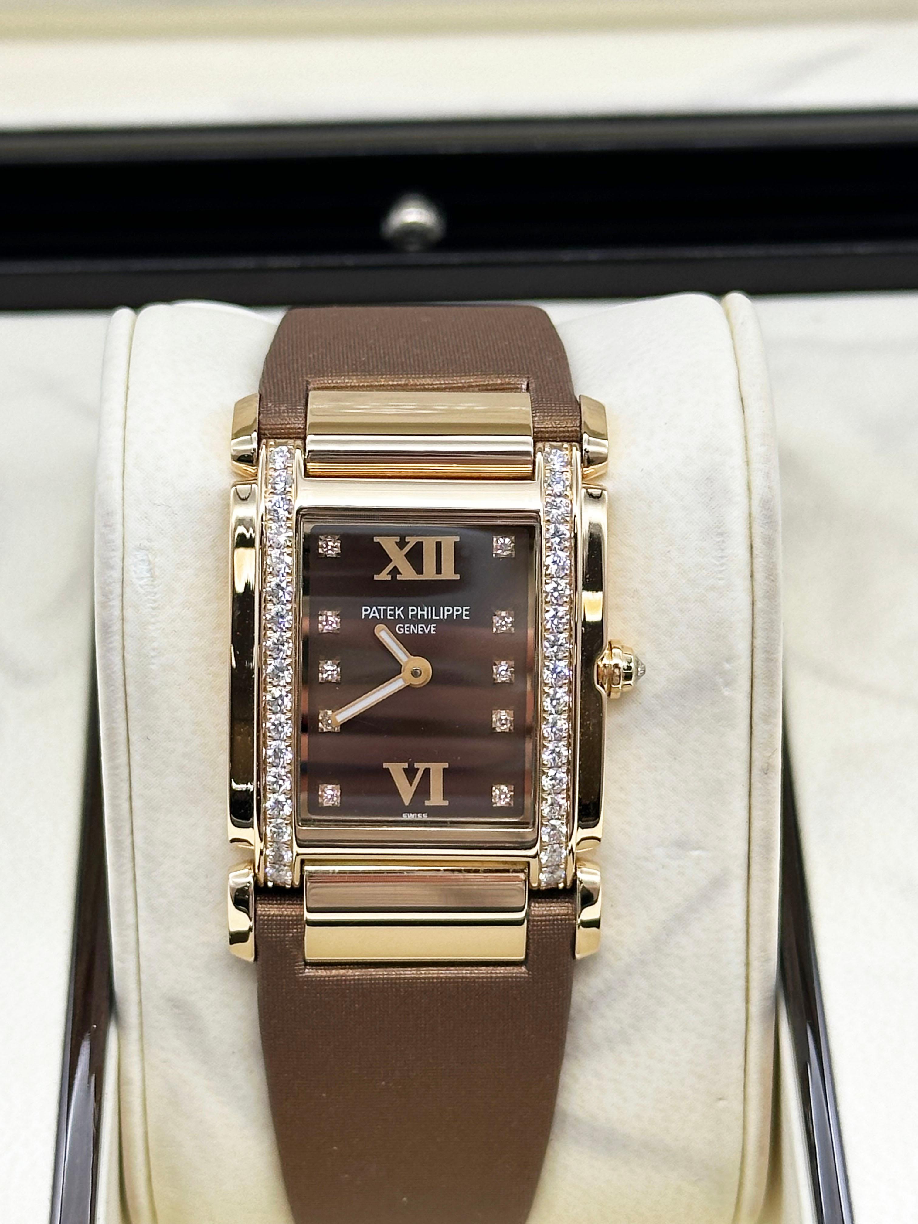 Stilnummer: 4920R-001
Modell: Patek Philippe Zwanzig 4
MATERIAL des Gehäuses: 18K Rose Gold 
Band: Satin 
Lünette:  18K Rose Gold & Diamant Lünette
Zifferblatt: Schokoladenfarbenes Zifferblatt mit Diamantindexen 
Gesicht: Saphirglas 
Gehäusegröße: