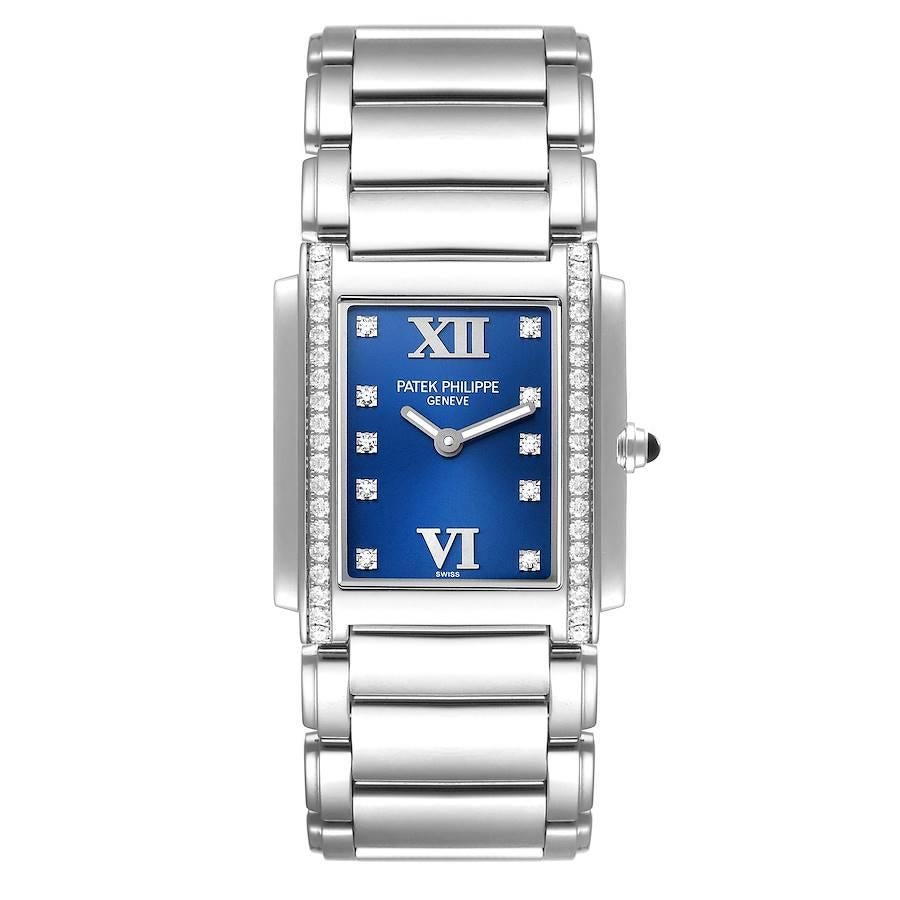 Patek Philippe Twenty-4 blaues Zifferblatt Stahl Diamant Damenuhr 4910 Papiere. Quarzwerk. Gehäuse aus rostfreiem Stahl 25,0 x 30,0 mm. Krone mit Onyx besetzt. Original Patek Philippe Fabrik Diamant Lünette. Kratzfestes Saphirglas. Blaues