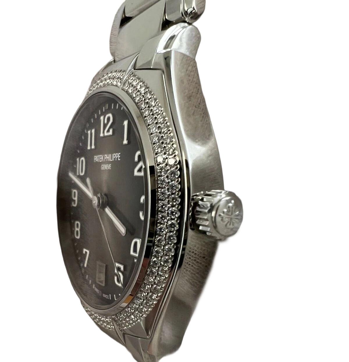 Eleva il tuo stile con lo squisito orologio da donna Patek Philippe Twenty-4, un capolavoro che fonde perfettamente tradizione e raffinatezza. Il caldo quadrante marrone, ornato da eleganti numeri arabi e da un pratico indicatore di data, si abbina
