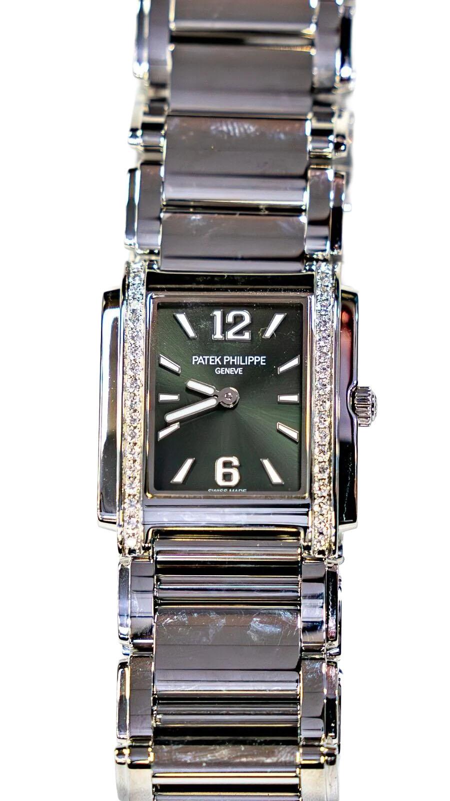 Ti presentiamo l'orologio da polso Patek Philippe Twenty-4, un orologio opulento caratterizzato da uno squisito design del quadrante verde. Il fondello massiccio e la cassa rettangolare in acciaio inossidabile di questo orologio sono le sue