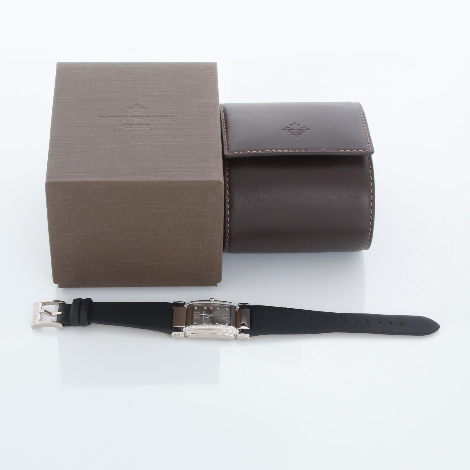 Patek Philippe Twenty-4 White Gold Diamond Ladies Watch 4920G (4920) en vente 2