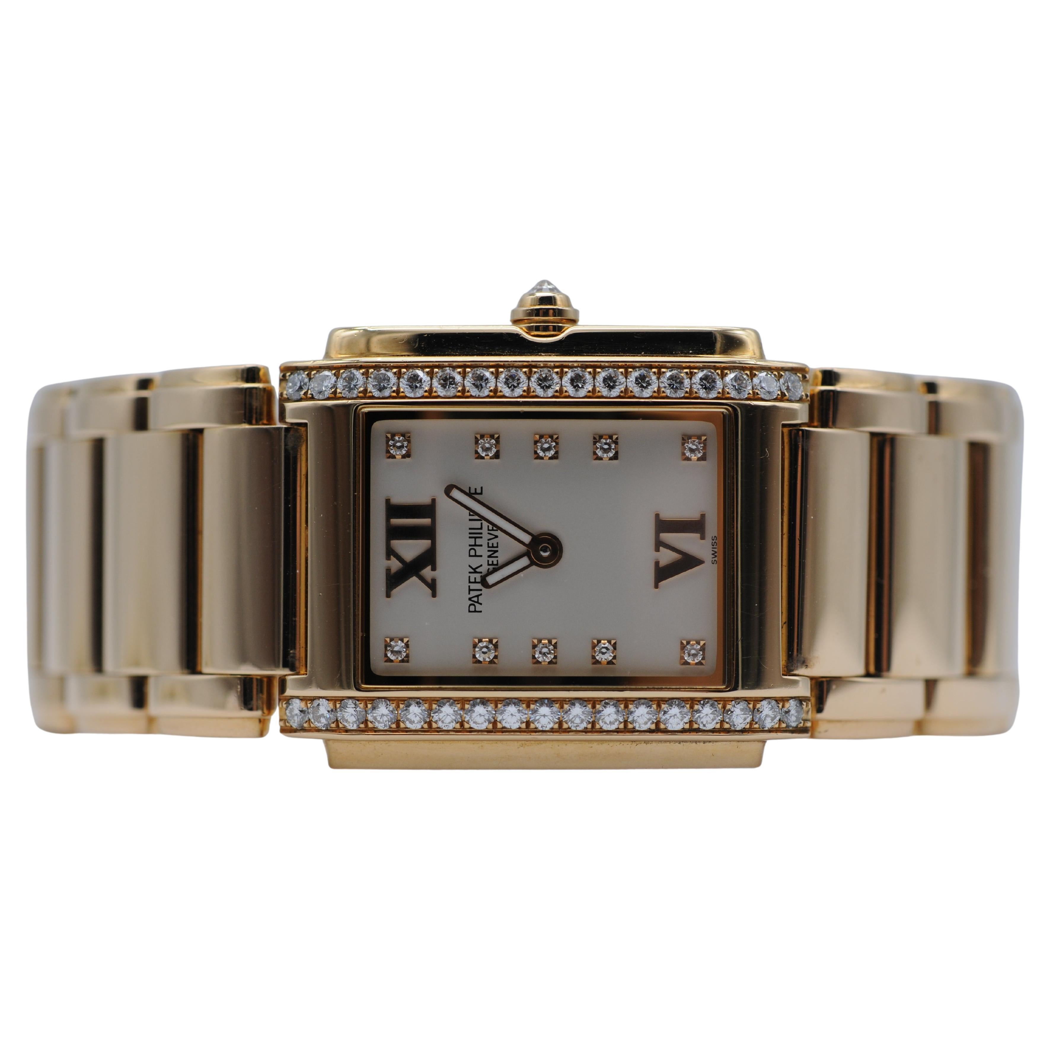 Elegante Patek Philippe Twenty~4 4910 in 18k Rose Gold mit Diamanten - Ausgezeichneter Zustand

Diese exquisite Patek Philippe Twenty~4 Ref. 4910 ist eine wahre Verkörperung von Luxus und Raffinesse. Die aus 18 Karat Roségold gefertigte und mit