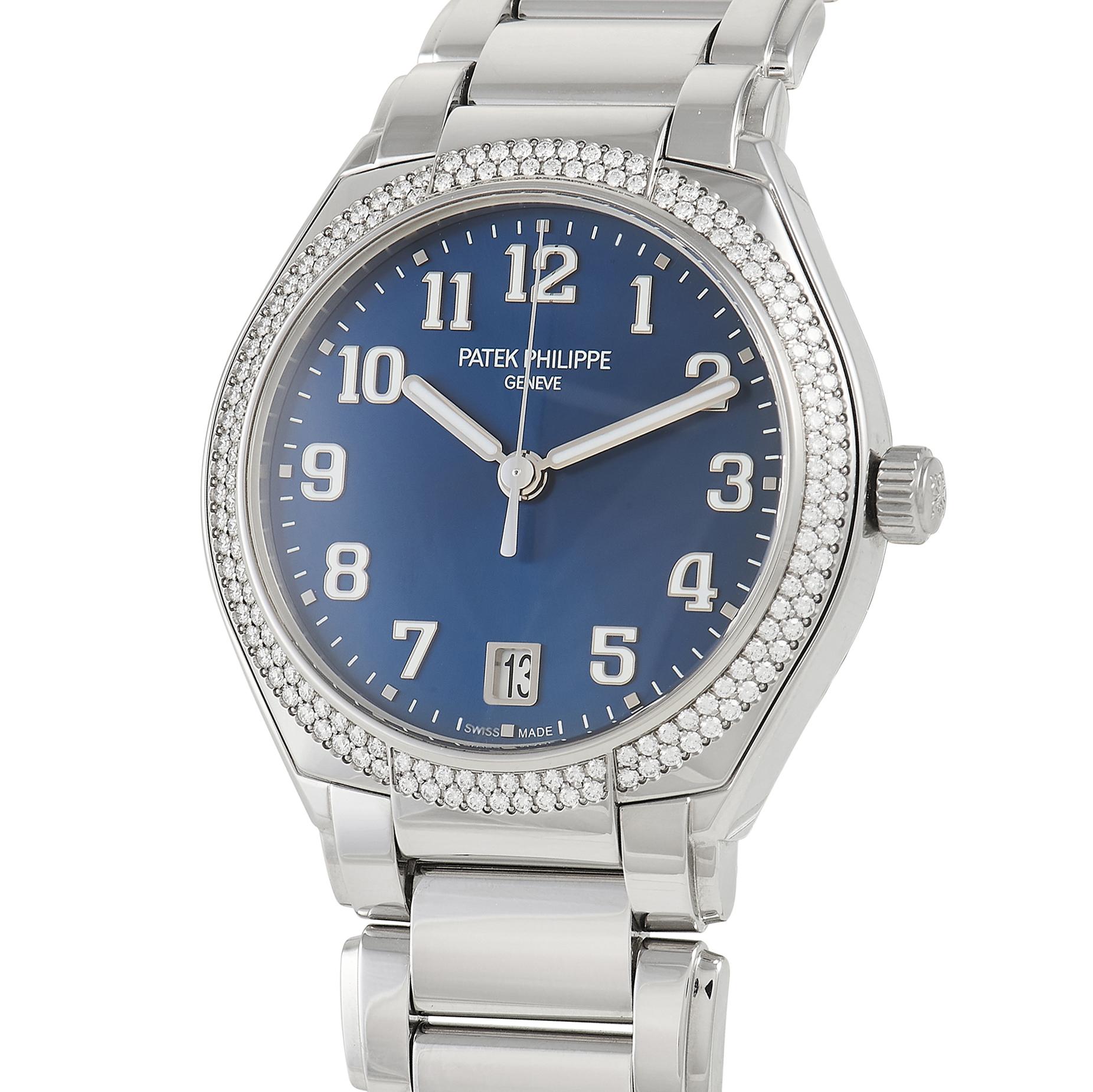 Diese Patek Philippe Twenty~4 Automatikuhr aus Edelstahl mit der Referenznummer 7300/1200A-001 besitzt ein 36 mm großes Edelstahlgehäuse mit einer diamantbesetzten Lünette. Das Gehäuse wird an einem passenden Edelstahlarmband mit Faltschließe