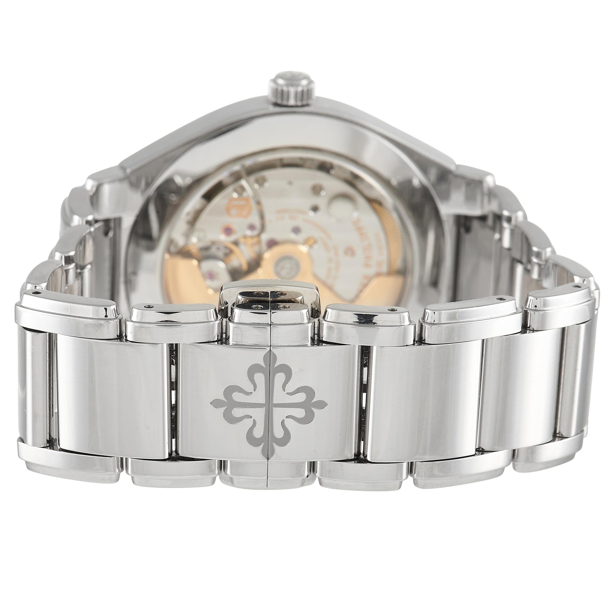 Patek Philippe Twenty~4 Automatik-Edelstahl-Uhr mit blauem Zifferblatt 7300/1200A-001 im Zustand „Hervorragend“ in Southampton, PA