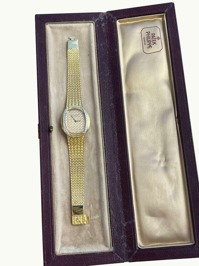 Als zeitloser Ausdruck von Eleganz zeigt diese Patek Philippe Ref. 4288 zeigt das raffinierte Design des Hauses in einem anmutigen, ovalen Gehäuse aus luxuriösem 18-karätigem Gelbgold. Das ca. 30 mm breite und 34 mm hohe Gehäuse ist mit einer