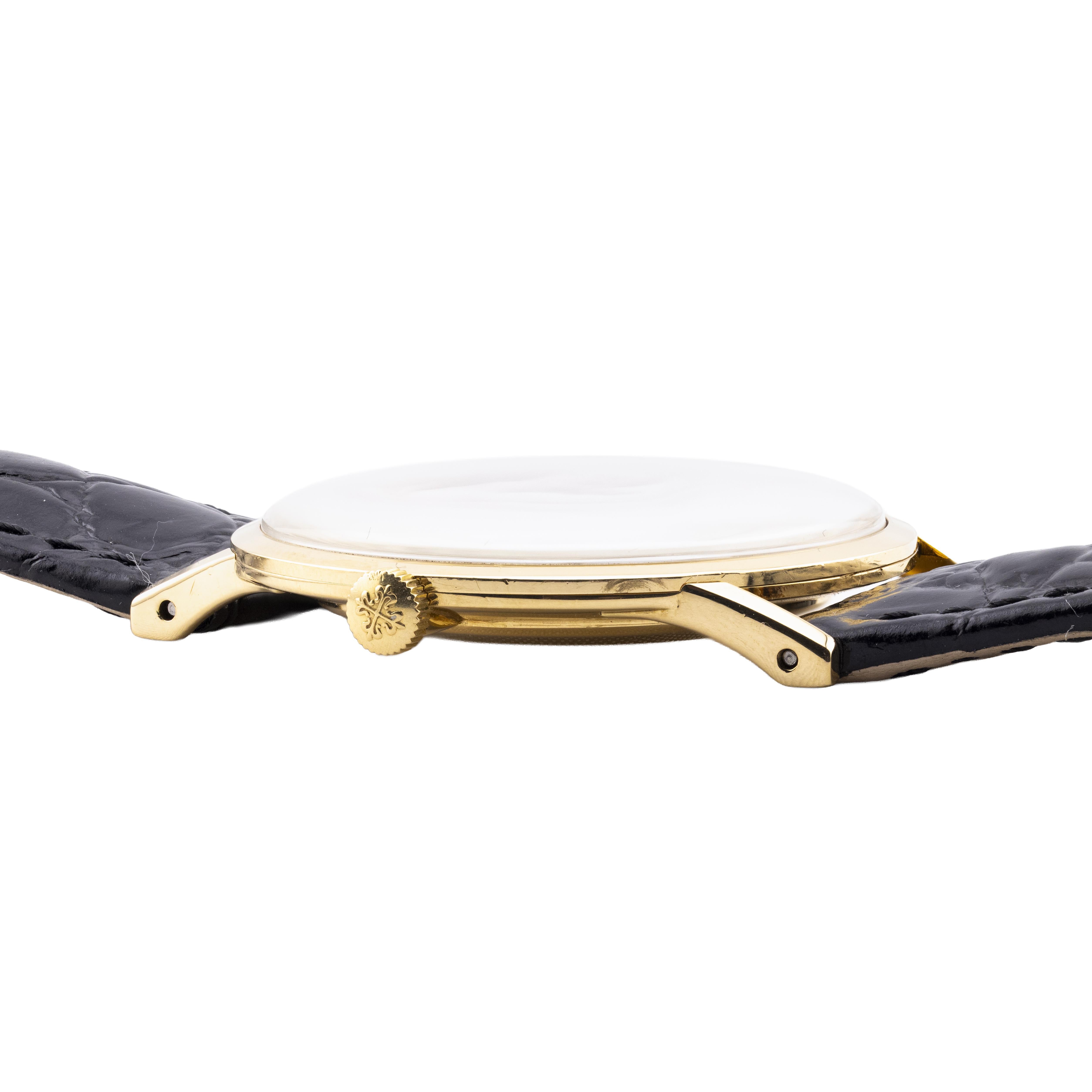 Aston Estate Jewelry présente

Une Patek Philippe Calatrava distinguée, modèle 3484.

Le boîtier rond est méticuleusement réalisé en or jaune 18 carats et présente un cadran champagne soleillé avec des index bâtons raffinés et des index des minutes