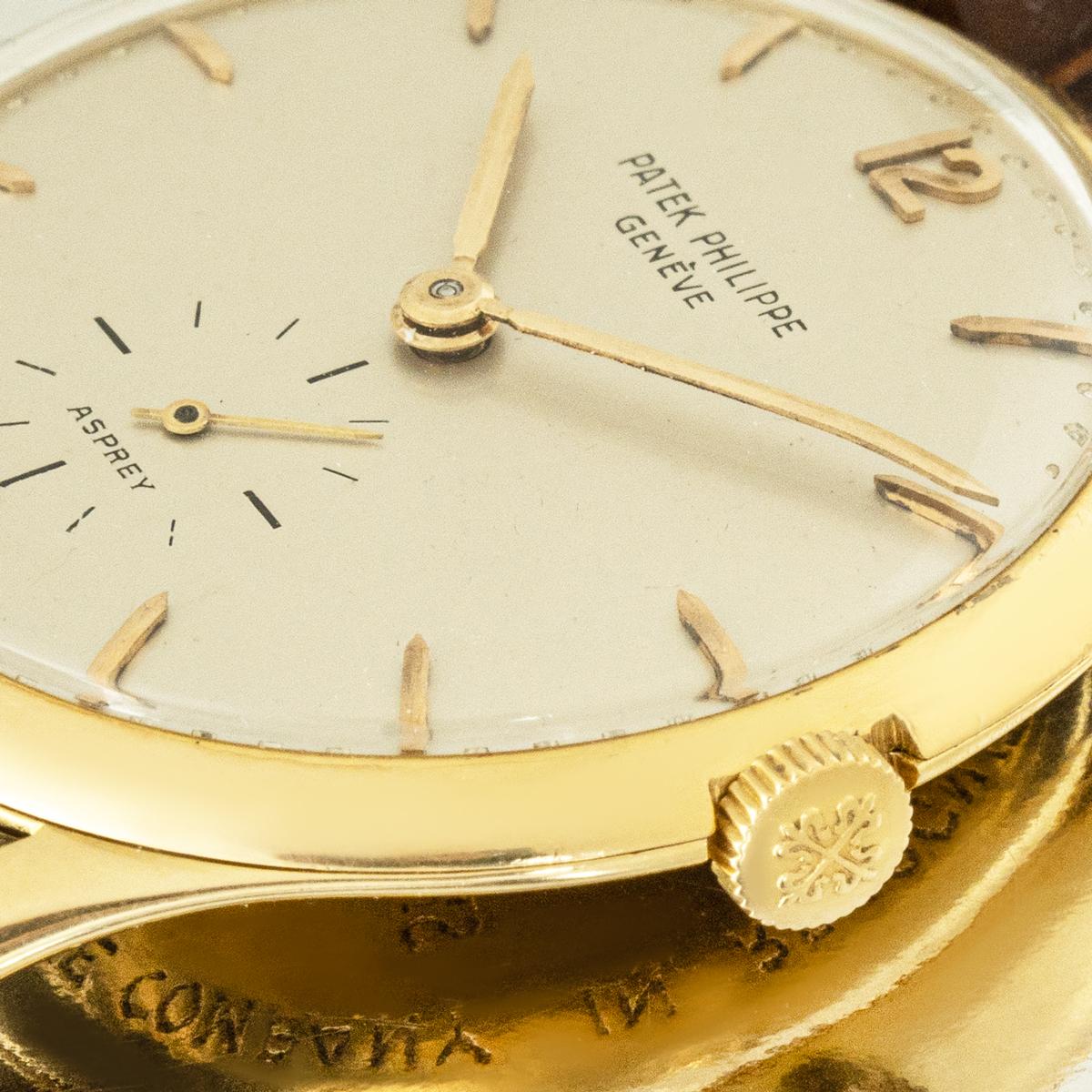 Une Patek Philippe Calatrava vintage en or jaune 18 carats, référence 2557, vendue par Asprey vers 1956. Le cadran argenté est doublement signé, avec 