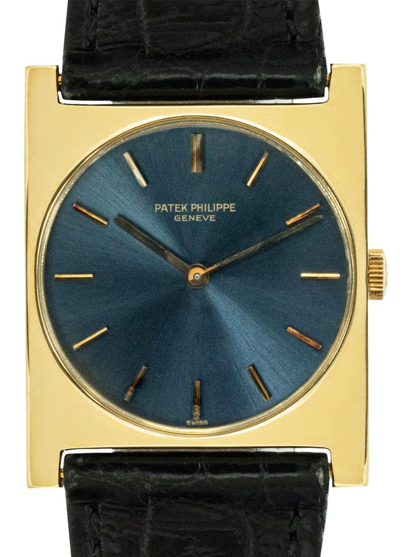 Une montre habillée en or jaune de 28 mm par Patek Philippe. Cette montre se distingue par son cadran bleu, ses index appliqués et sa lunette en or jaune. Dotée d'un verre saphir, d'un mouvement à remontage manuel et d'un bracelet original en cuir
