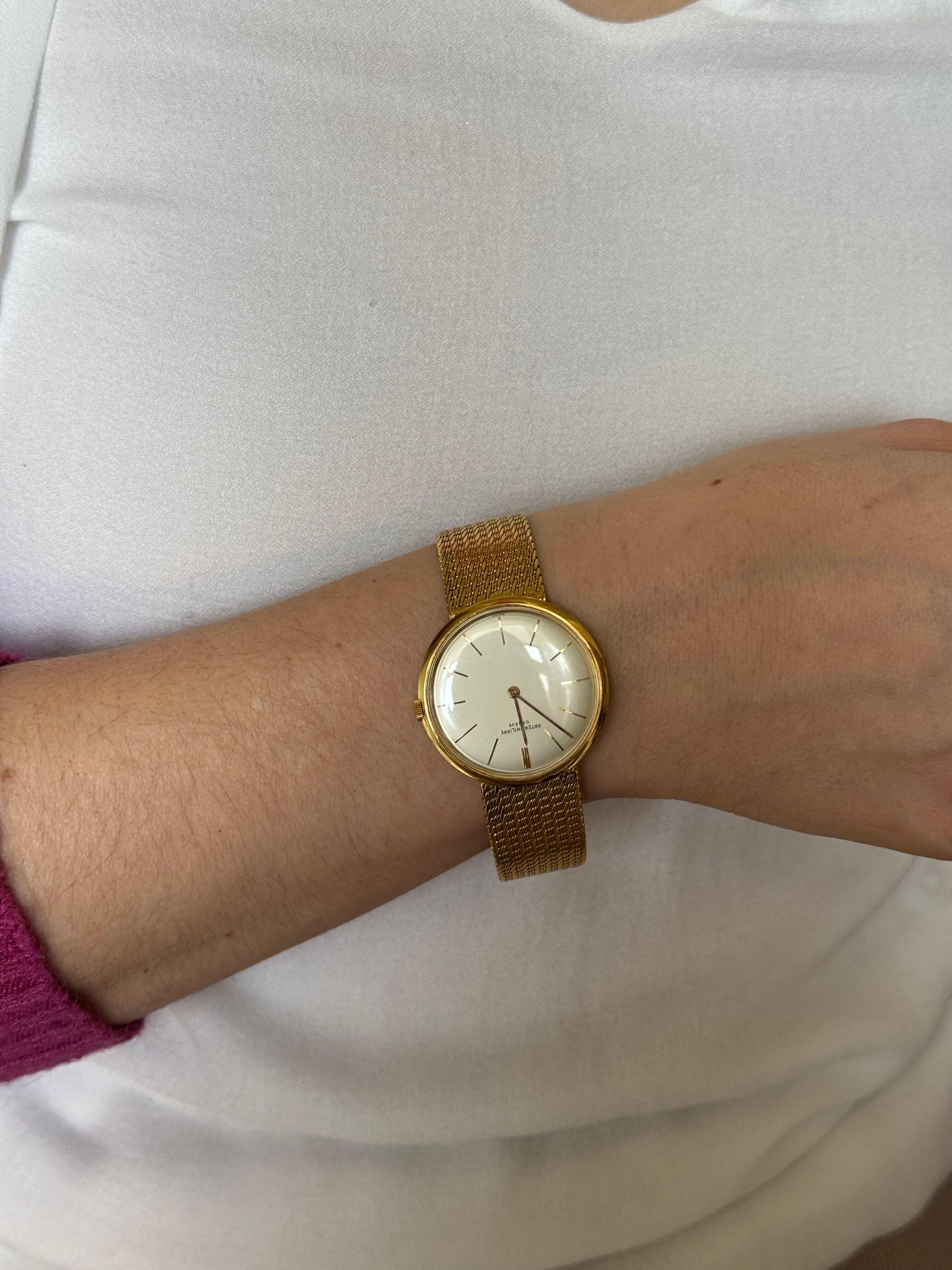 Montre Patek Philippe vintage et classique en or jaune 18 carats. Cadran argenté avec index appliqués en or. Le cadran est en excellent état.
Le boîtier a un diamètre de 34 mm. Bracelet original en or 18k avec boucle - 7.5