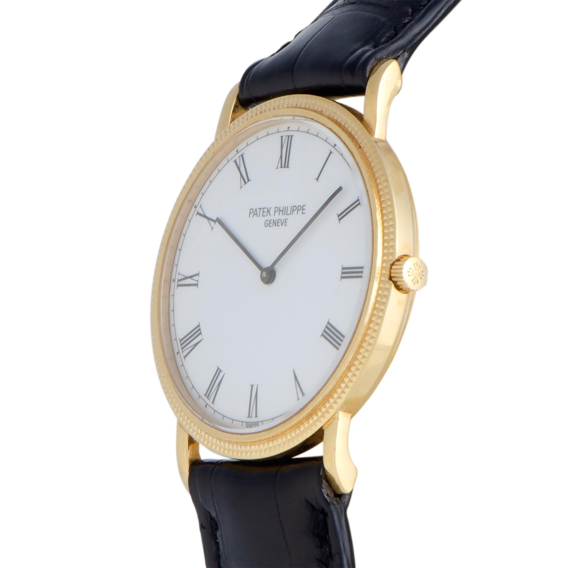 Brilliantly contrasting the flawlessly refined, elegantly minimalistic, and classically tasteful appearance of the dial and the overall design, the exquisitely finished bezel provides a touch of scintillating gold radiance in this sumptuous
