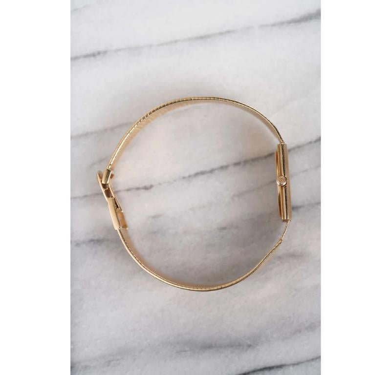 Here we have a refined and elegant example of vintage Patek Philippe design: the reference 3571 Gondolo in solid 18k yellow gold, complete with its original integrated bracelet and distinctive hammer-finished dial. This piece captures the