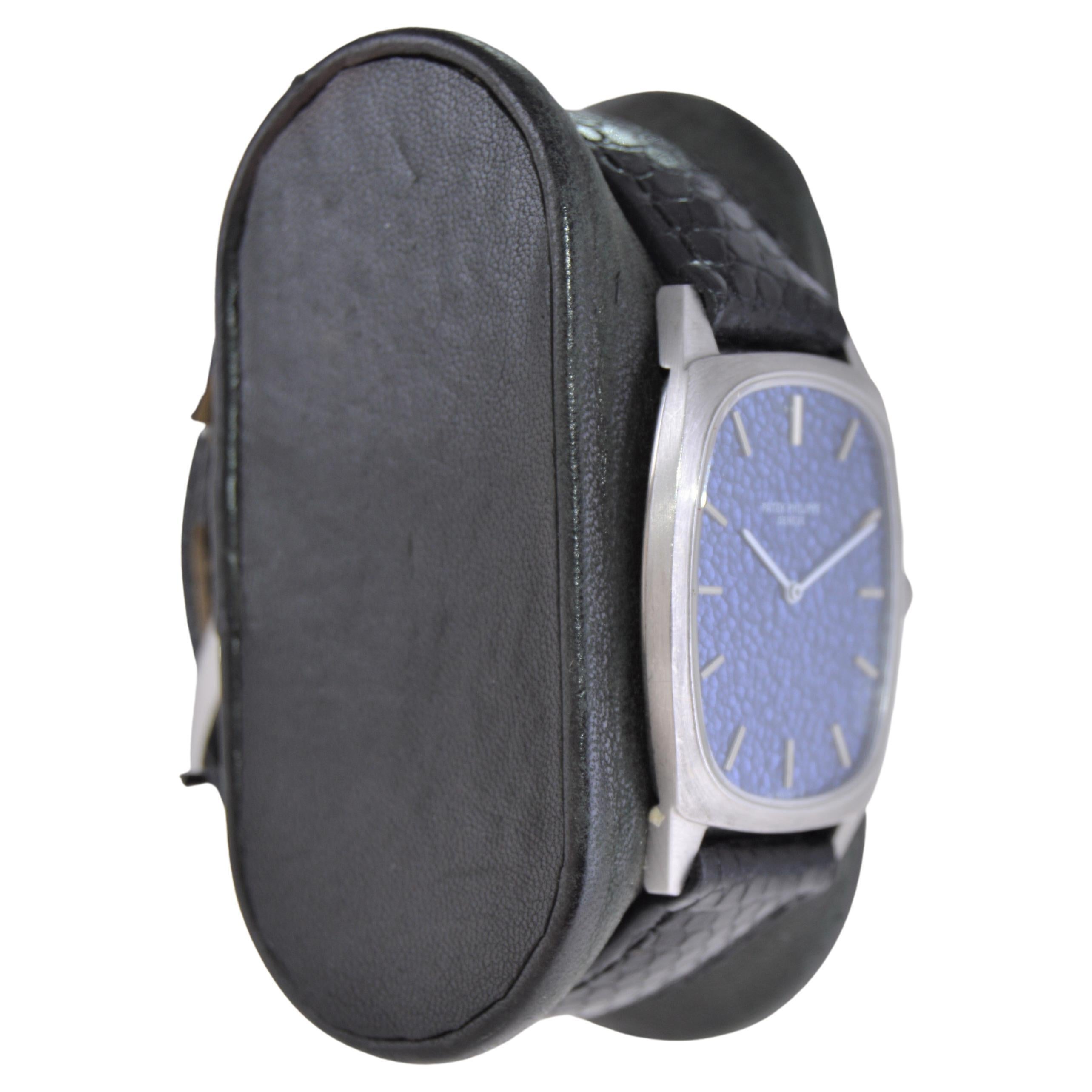USINE / MAISON : Patek Philippe
STYLE / RÉFÉRENCE : Montre habillée / Référence 3567
MOUVEMENT / CALIBRE : 18 Jewell / 8 ajustements / Ultra Thin Calibre 175 
CADRAN / AIGUILLES : Cadran gravé / 18Kt. Marqueurs de bâtons / 18Kt. Les mains.