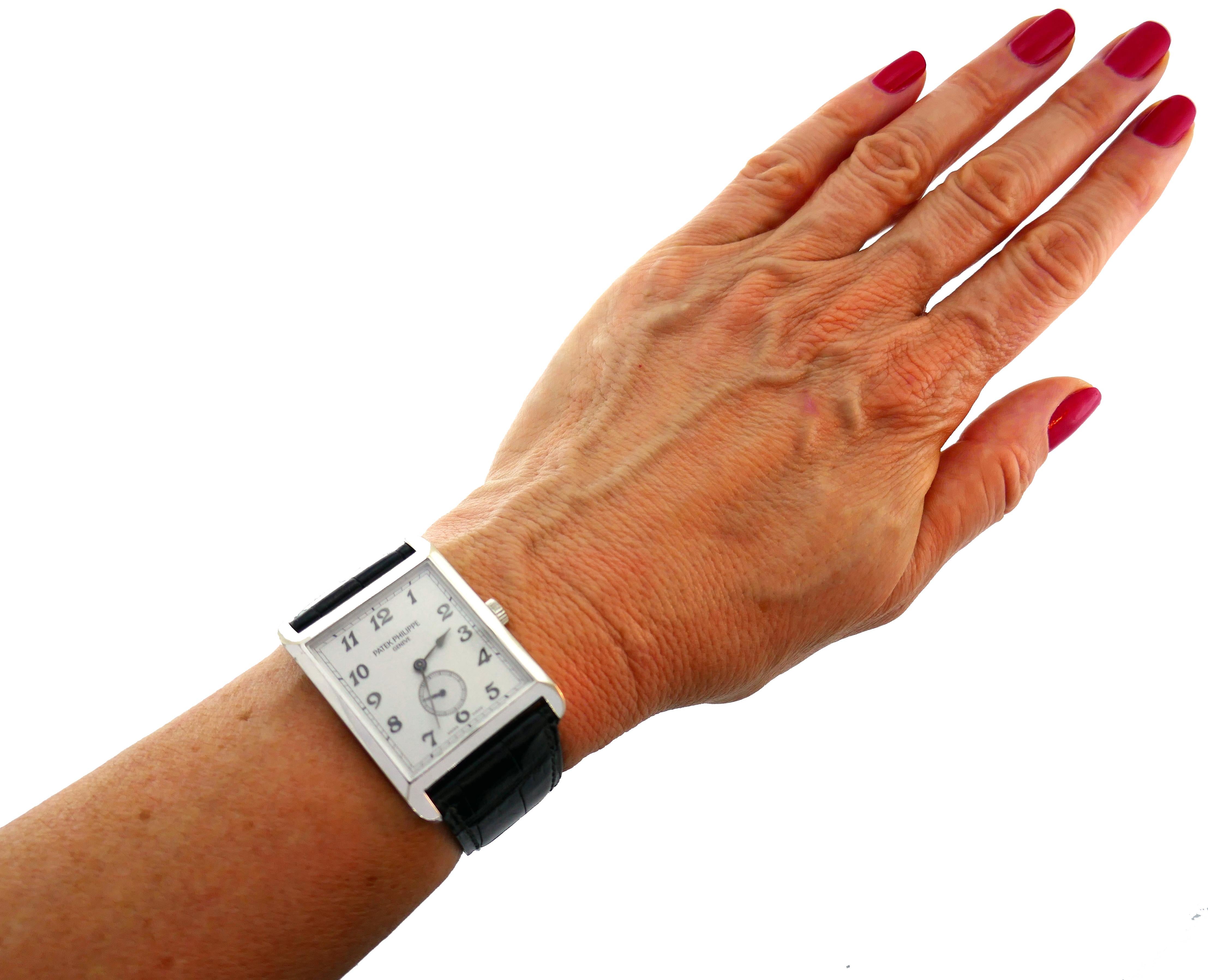 Klassische Unisex-Armbanduhr von Patek Philippe. Eleganter und unaufdringlicher Status-Zeitmesser. 
Die klassische und zeitlose Uhr ist eine großartige Ergänzung für Ihre Schmuck- und Accessoire-Kollektion.
Rechteckiges Gehäuse aus 18 Karat