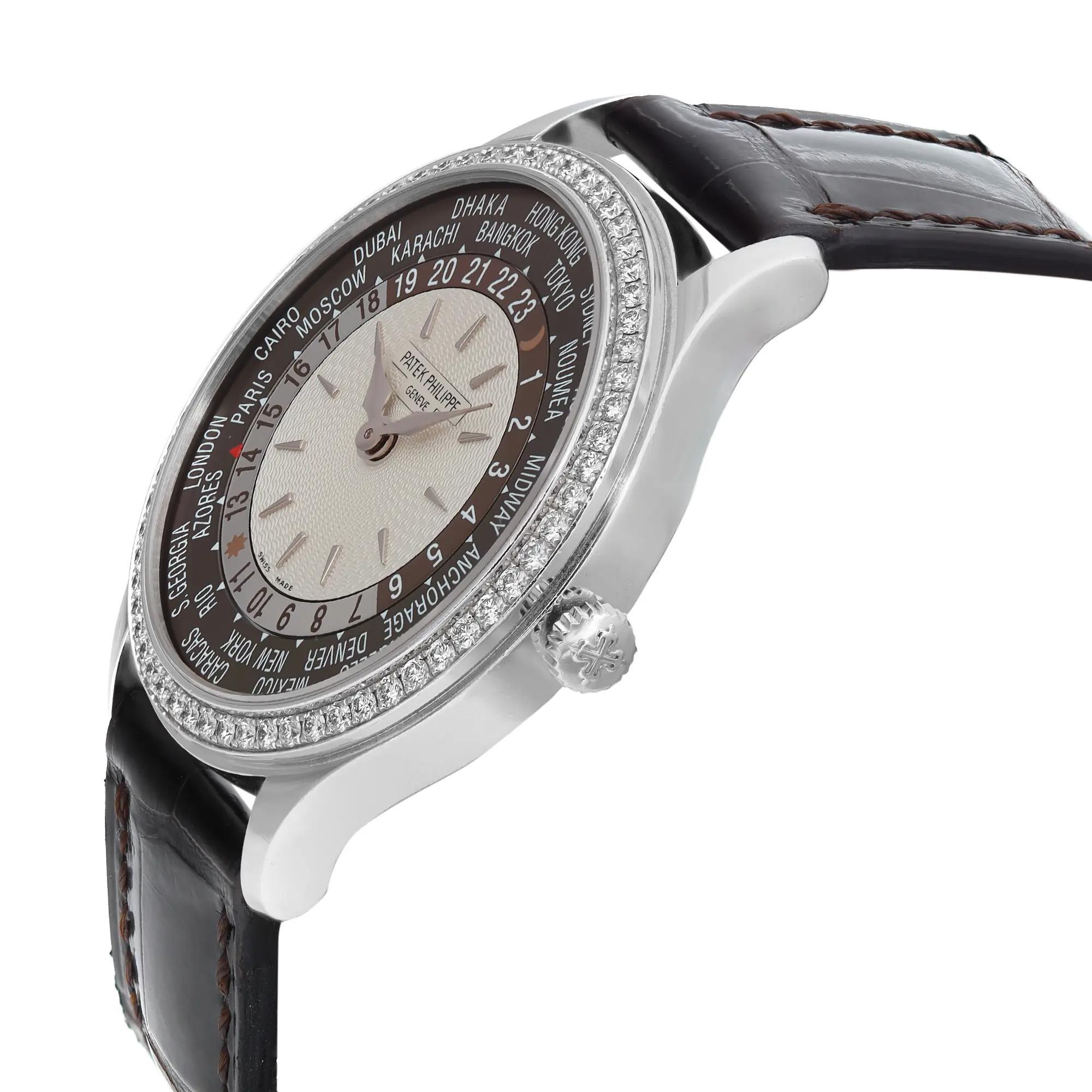 Automatikuhr 7130G-001, Patek Philippe World Time, 18 Karat Weißgold, Opal-Zifferblatt im Zustand „Gut“ im Angebot in New York, NY