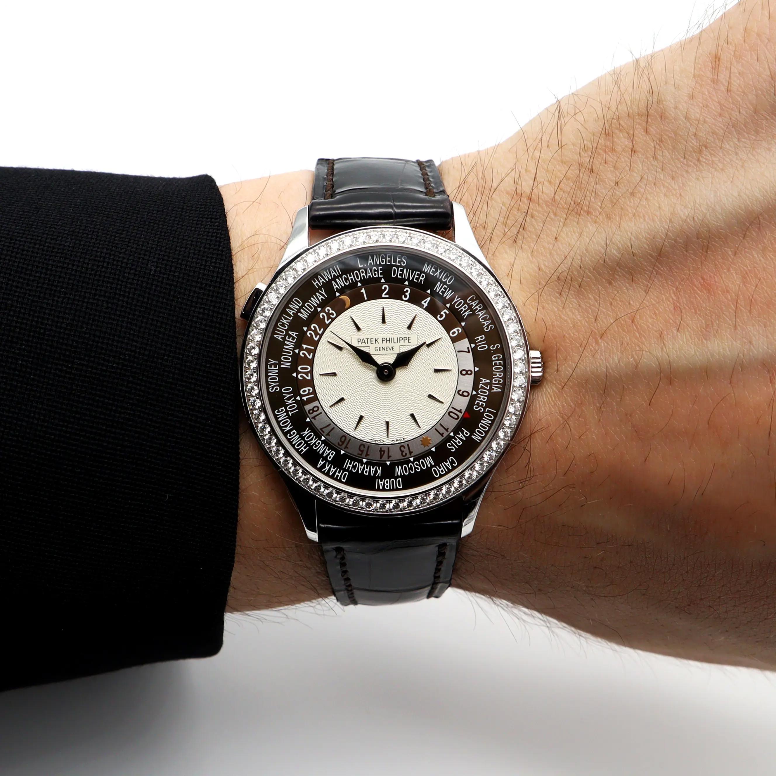 Automatikuhr 7130G-001, Patek Philippe World Time, 18 Karat Weißgold, Opal-Zifferblatt im Angebot 5