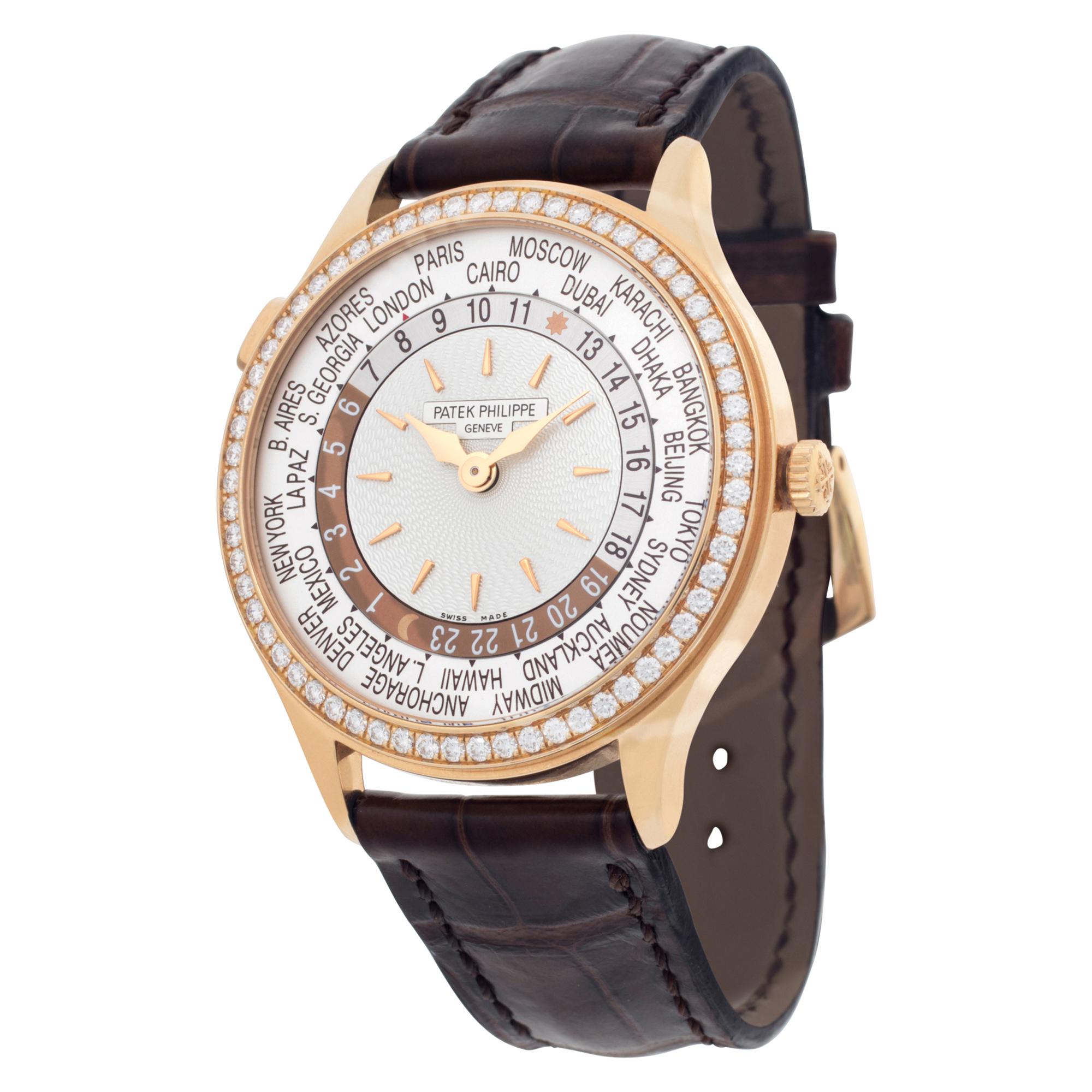 Patek Philippe World Time en or rose 18 carats sur bracelet en alligator brun. Auto avec heure universelle. Boîtier de 36 mm. Complet avec sa boîte et ses papiers. Ref 7130R. Vers 2019. Belle montre Patek Philippe d'occasion.

Montre Patek Philippe