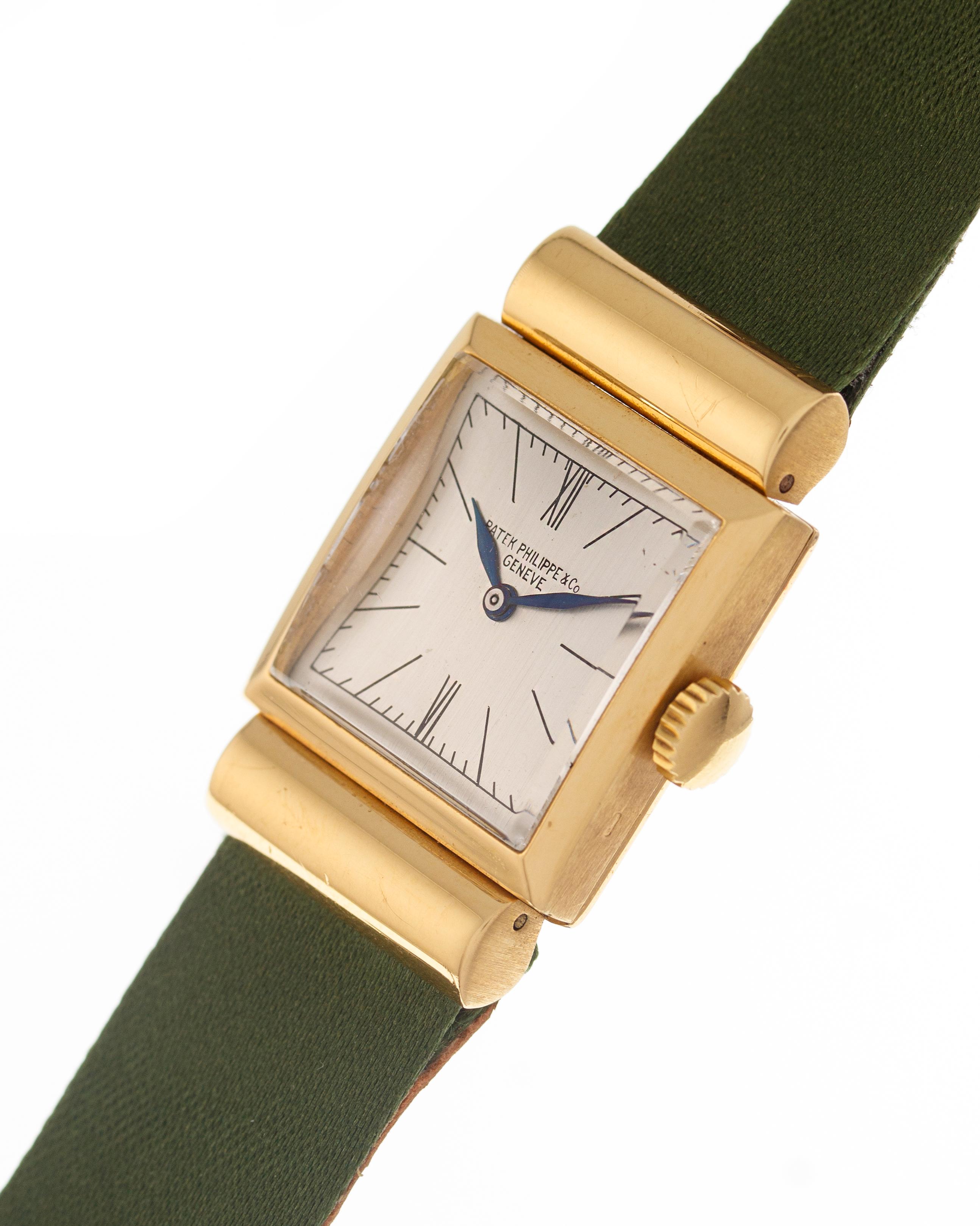 Case: 33 x 21 mm rectangular case in 18 kt in yellow gold with hooded lugs, snap on back

Dial: original argenté with baton indexes and 6 and 12 in Roman, burnished steel hands

Movement: manual winding

Year: 1940 circa

