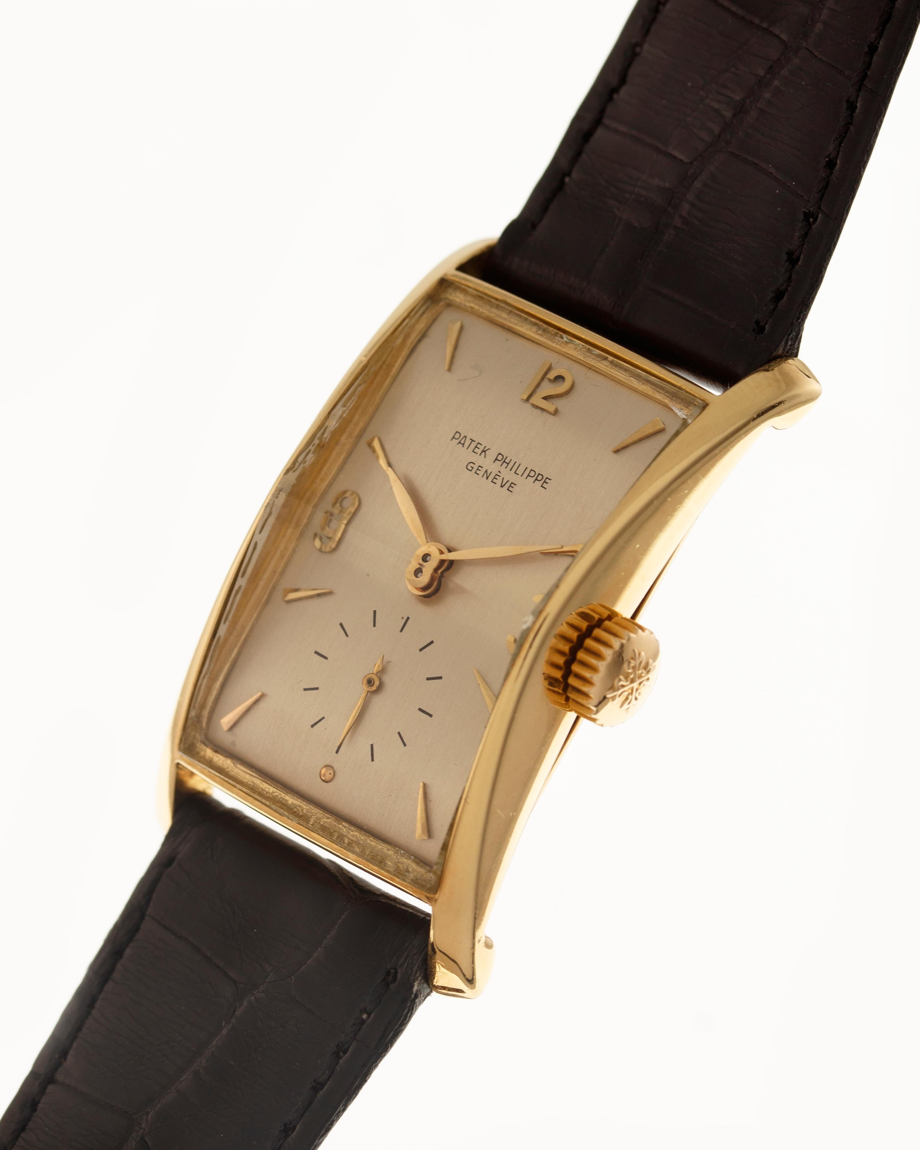 Case: rectangular shape in 18 kt yellow gold in two parts with concave sides, 41 mm. overall length, snap on back and faceted crystal-glass

Dial: silvered with applied gold indexes, subsidiary seconds at  6 ‘o clock

Movement: manual winding cal.