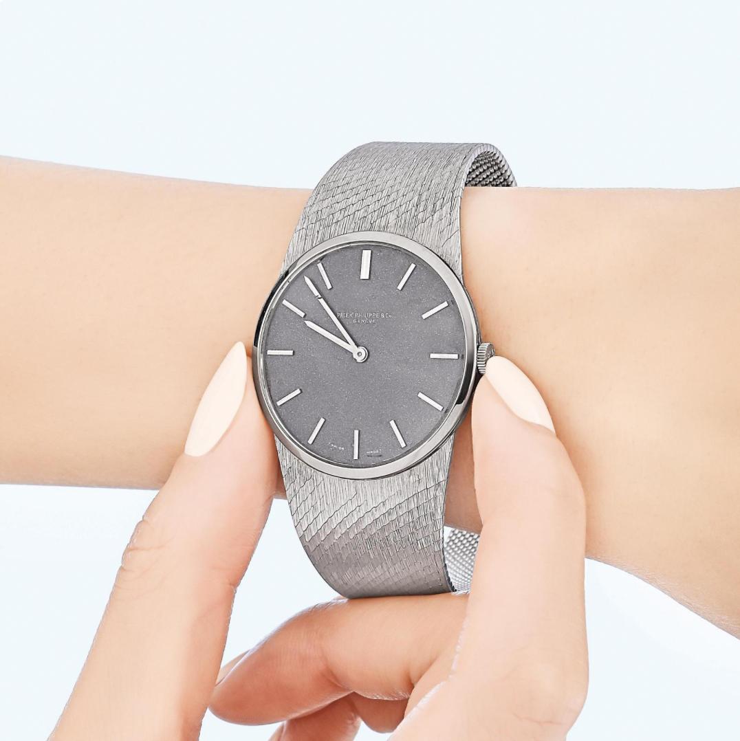 Patek Philippe Wristwatch Calatrava in 18K white gold
CIRCA: 1971
CASE NUMBER: 2668186
MOVEMENT NUMBER: 1155021
REF.: 3468
CASE MATERIAL: 18K white gold
CASE DIMENSIONS: 32.8 mm in diameter
DIAL: Anthracite gray sparkle dial with applied baton hour