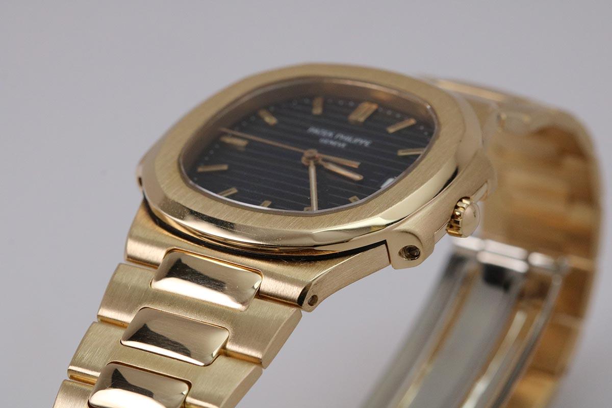 Patek Philippe Yellow Gold Nautilus Quartz Wristwatch Ref 3900/1, circa 1990s In Excellent Condition In Miami Beach, FL