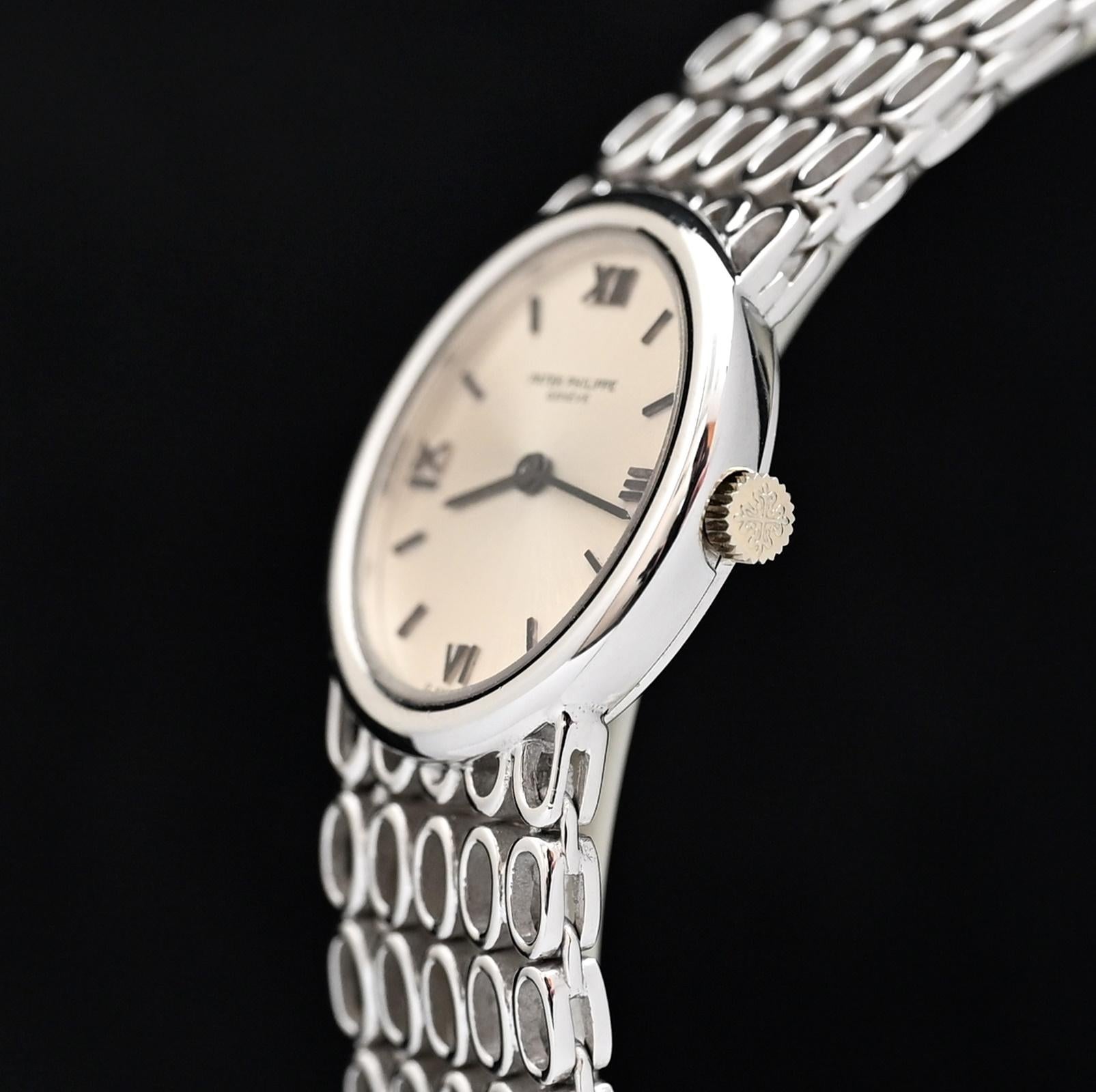 Patek Philippe18K White Gold Lady Oval Bracelet Watch 4180/1, 1970's In Good Condition For Sale In Central & Western District, HK