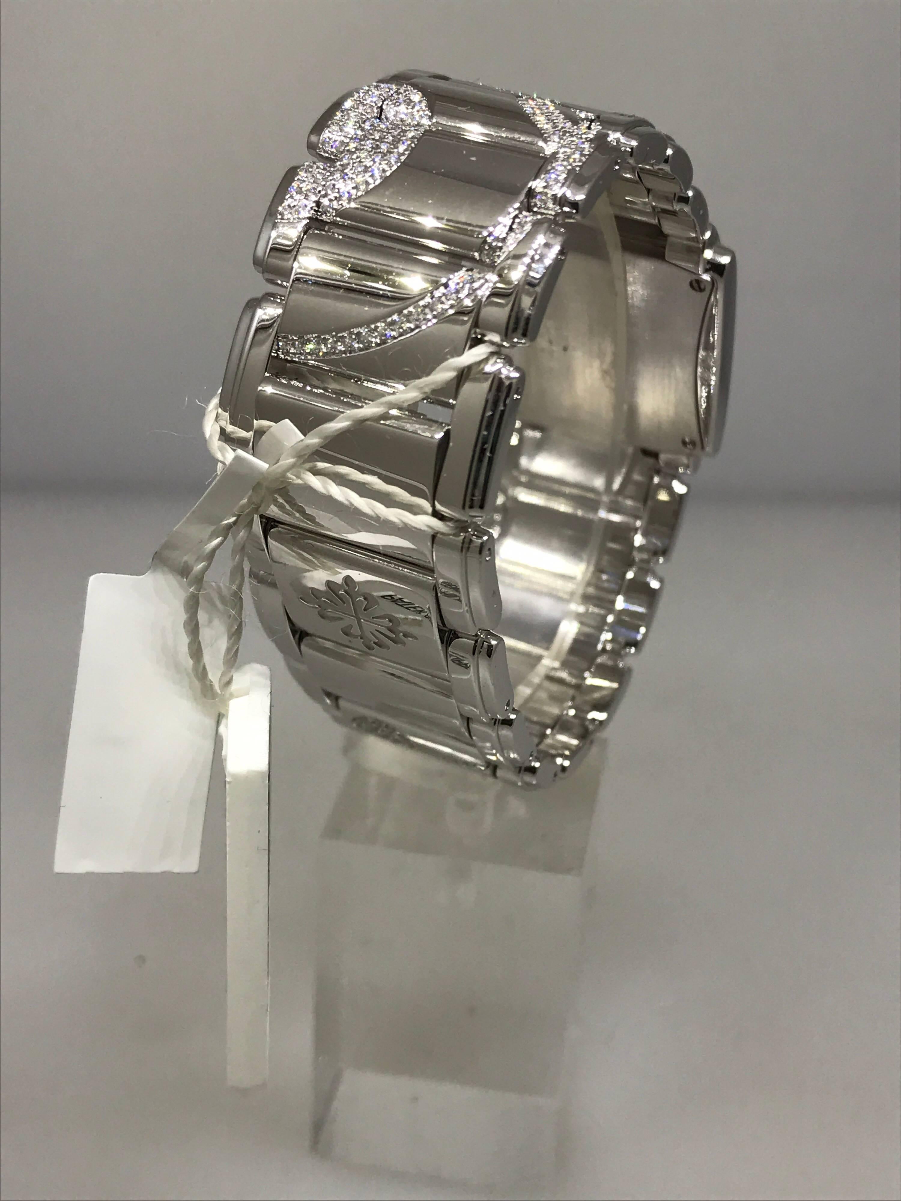 Patek Philippe Ladies White Gold Diamond Twenty-4 Bracelet Wristwatch 4910/49g In New Condition For Sale In New York, NY