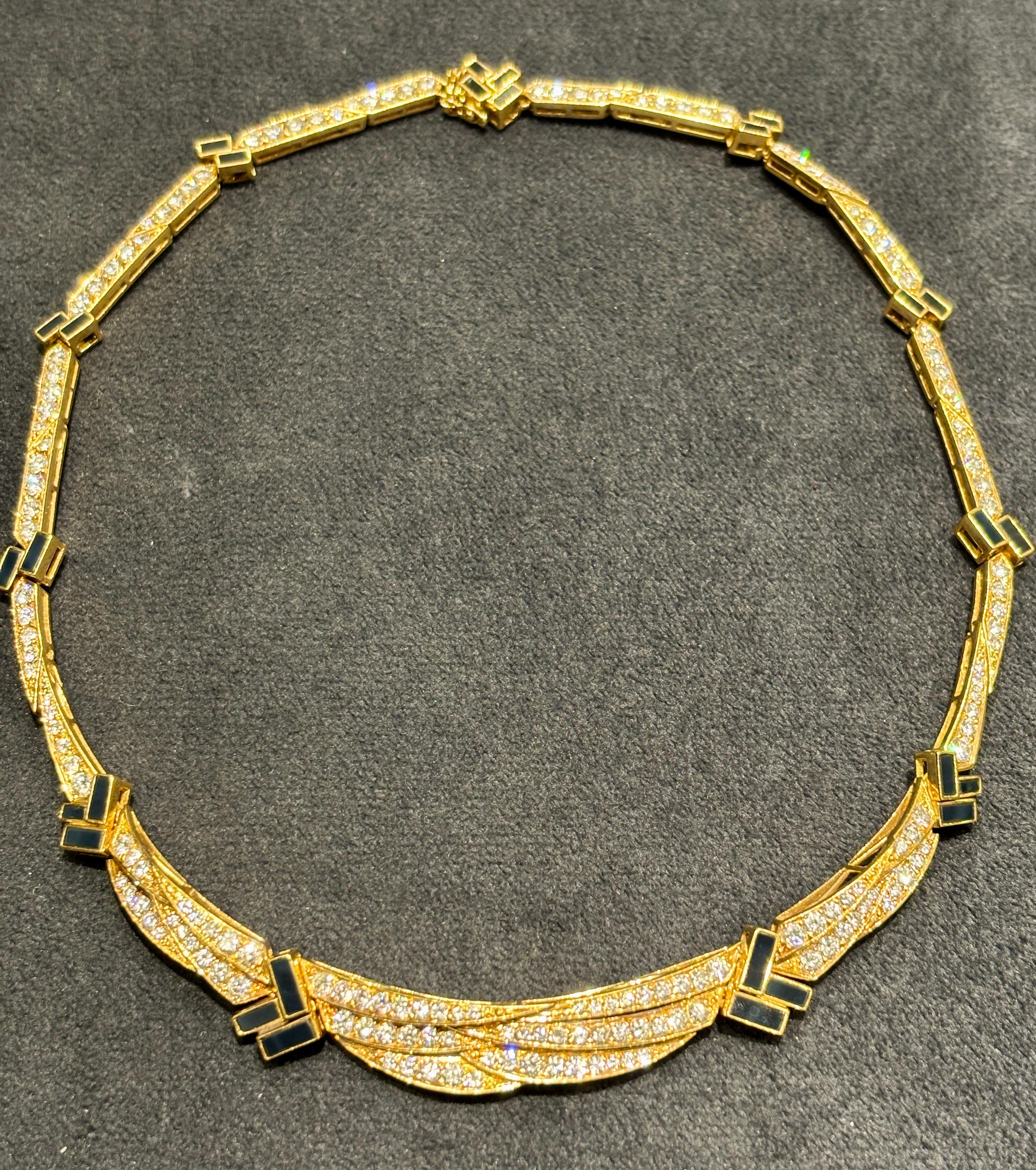 Questo sorprendente pezzo di gioielleria Patek Philippe è un girocollo che risale agli anni '90. Realizzato in oro giallo 18 carati, è impreziosito da circa 6,5 carati di diamanti a taglio rotondo. Si tratta di un bellissimo girocollo che si adatta