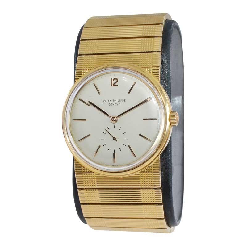 FACTORY / HOUSE: Patek Philippe Watch Company
STYLE / REFERENCE: Large Round Bracelet  / Ref. 2584
METAL / MATERIAL:  18k Solid Rose Gold
DIMENSIONS:  Length 36mm X Diameter 36mm
MOVEMENT / CALIBER: Automatic Winding /  36 Jewels / Cal. 12-600