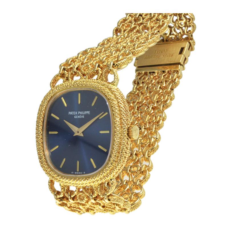 Ellipsen-Armbanduhr aus Gelbgold von Patek, um 1980   für Damen oder Herren im Angebot