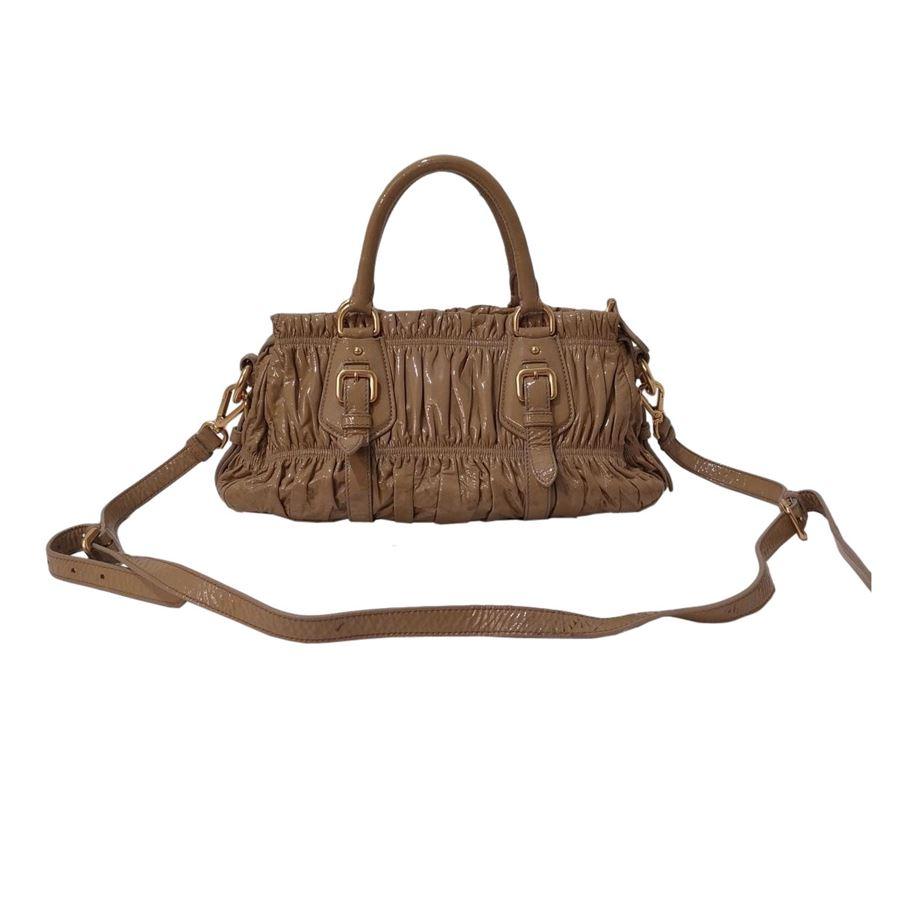 Patent leather embossed Sand color Double handle Can be carried crossbody Zip closure 2 Internal pockets (one large zipped) Cm 36 x 15 x 18 (14.1 x 5.9 x 7 inches) Few signs as in pictures

