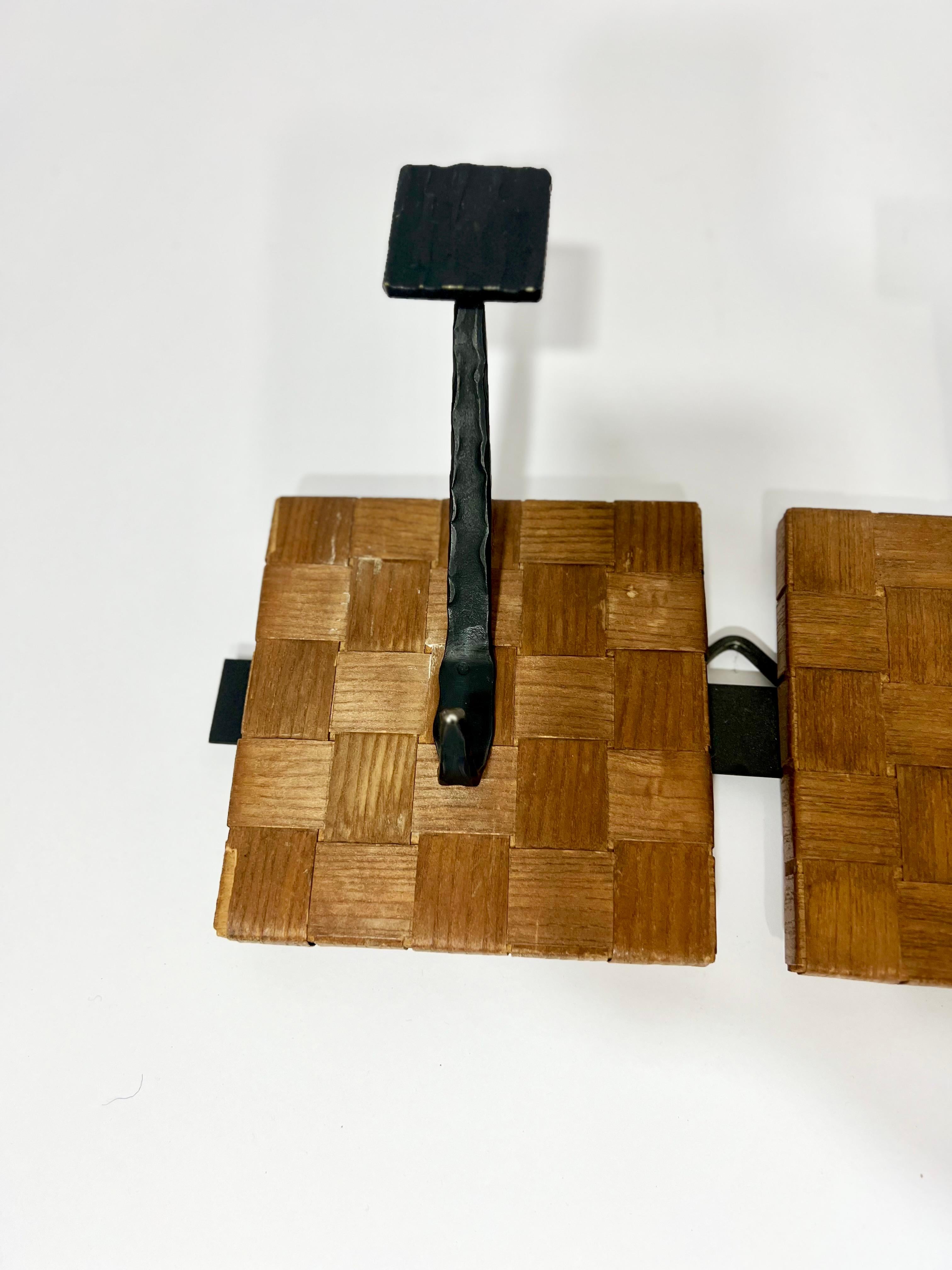 Patère porte manteaux mural en bois et fer forgé, France, années 1950 For Sale 2