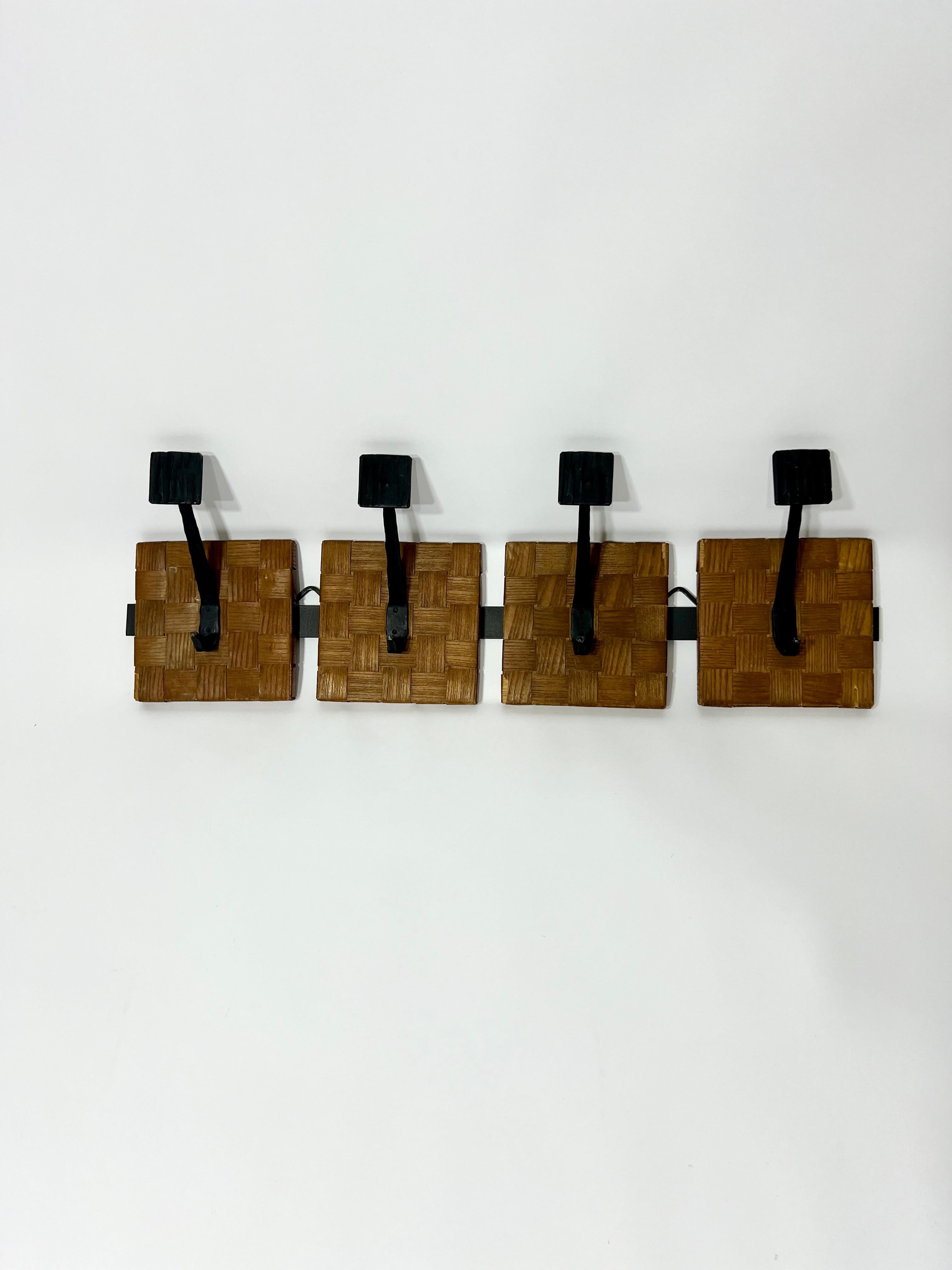 Brutalist Patère porte manteaux mural en bois et fer forgé, France, années 1950 For Sale