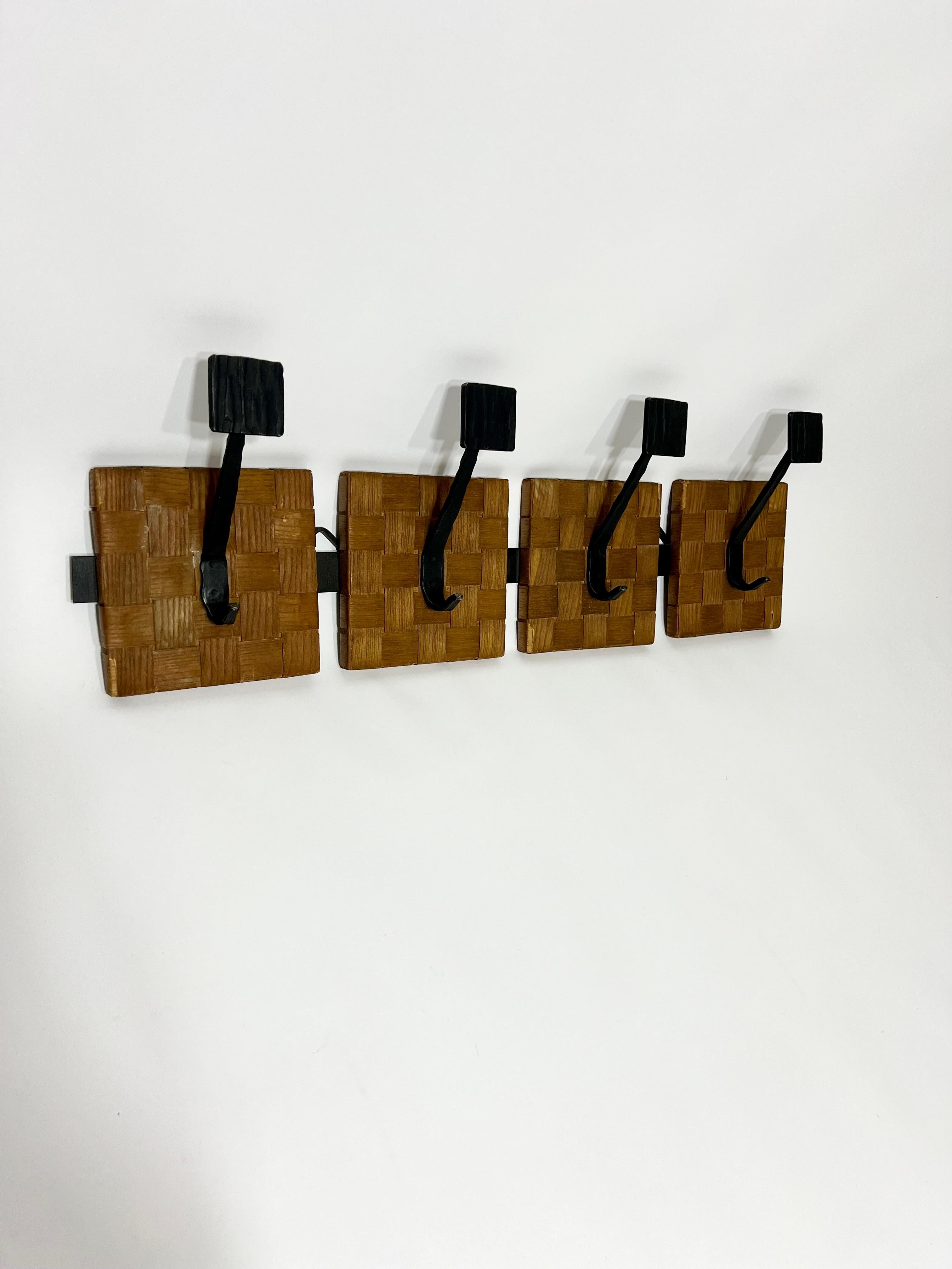 Forged Patère porte manteaux mural en bois et fer forgé, France, années 1950 For Sale