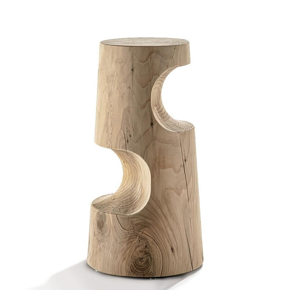 Bar Stool Pathfinder made in a block of natural cedar 
trunk. Treated with wax with natural pine extracts. Solid 
cedar wood include movement, cracks and changes in 
wood conditions, this is the essential characteristic of 
natural solid cedar