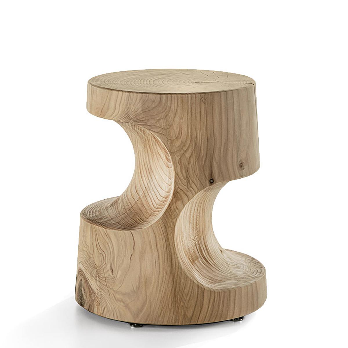 Stool Pathfinder Cedar made in a block of natural cedar 
trunk. Treated with wax with natural pine extracts. Solid 
cedar wood include movement, cracks and changes in 
wood conditions, this is the essential characteristic of 
natural solid cedar