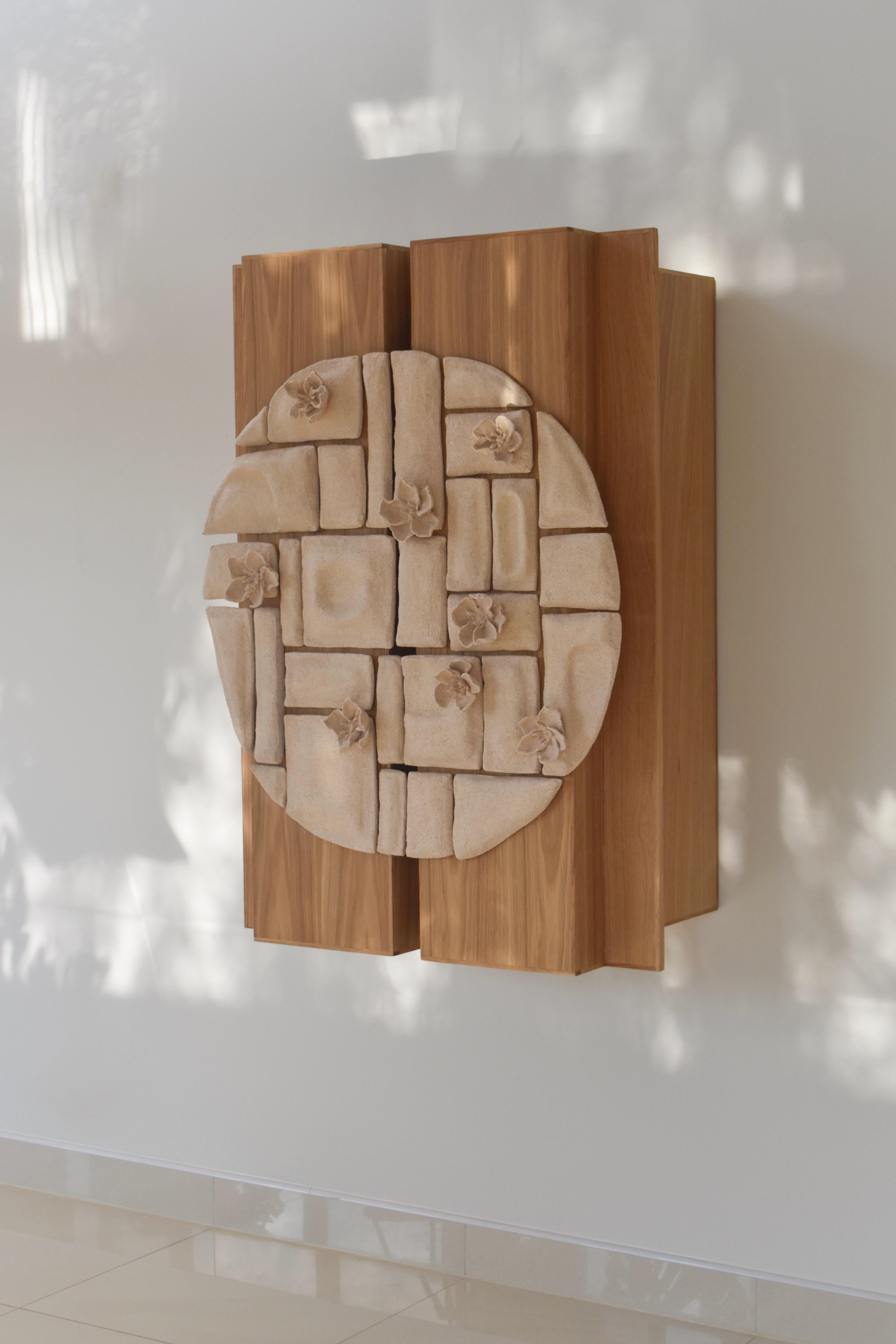 Armadio a muro Pathways in Oak Oak e Argilla di Joann Odisho
Dimensioni: D 42 x L 85 x H 120 cm.
Materiali: Compensato, Oak Oak, pasta di carta, gusci d'uovo e argilla.

La natura artigianale e naturale del materiale fa sì che ogni pezzo sia unico,