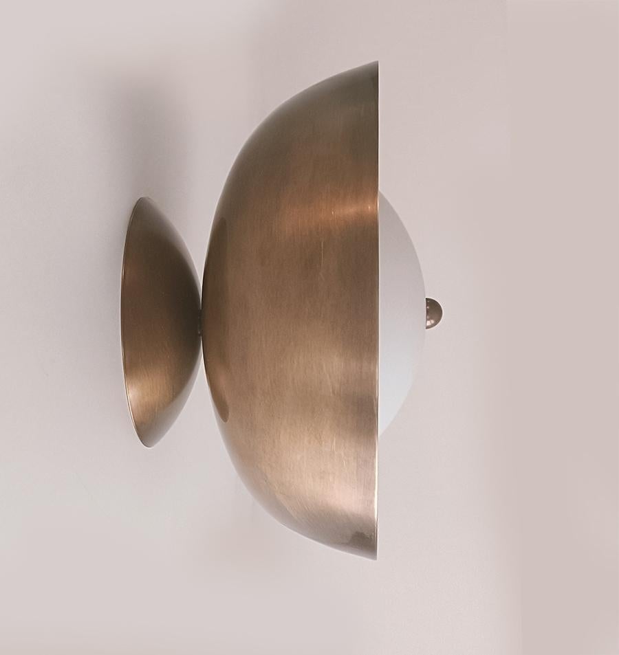 Pati - Aplique de pared de latón macizo y opalina de Candas Design Europeo en venta