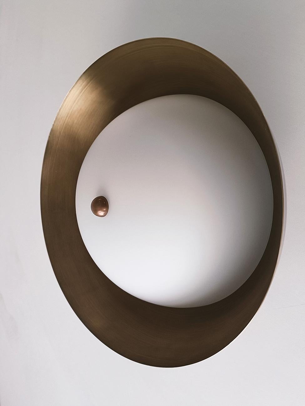 Pati - Aplique de pared de latón macizo y opalina de Candas Design en Nuevo estado para la venta en REDA, 22