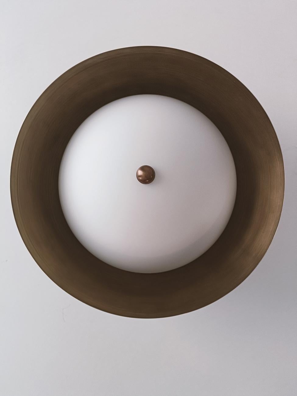 Pati - Aplique de pared de latón macizo y opalina de Candas Design en venta