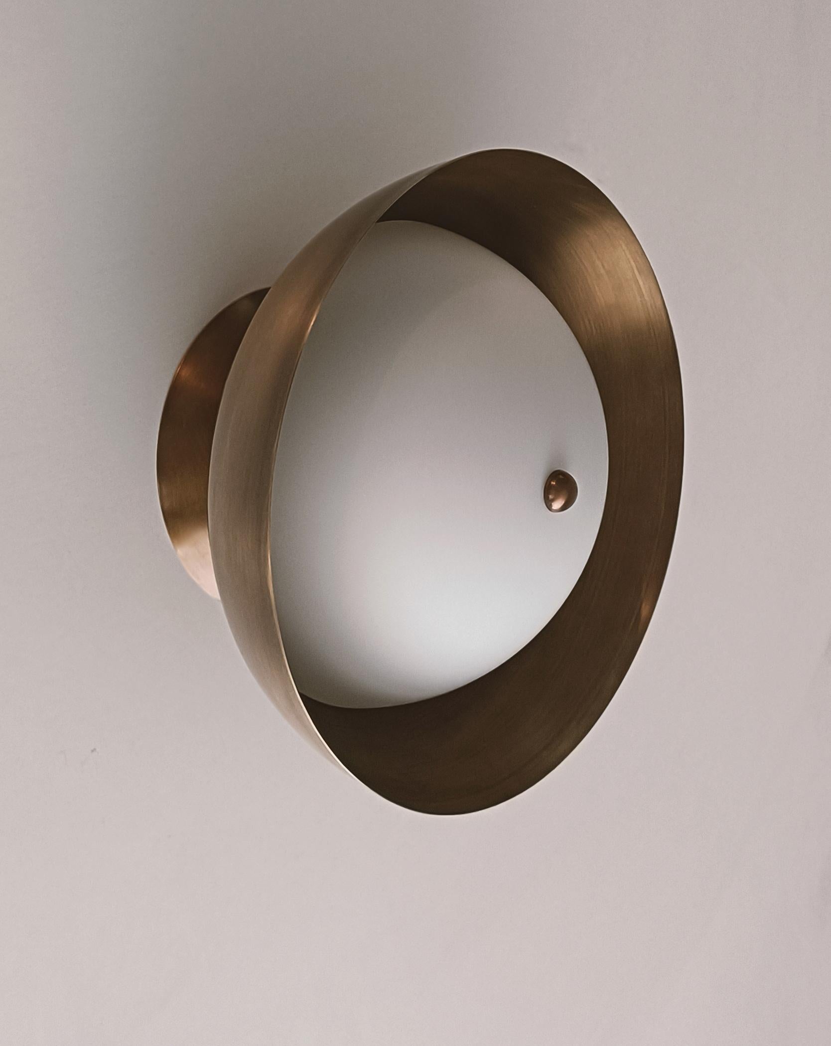 Pati - Aplique de pared de latón macizo y opalina de Candas Design Siglo XXI y contemporáneo en venta