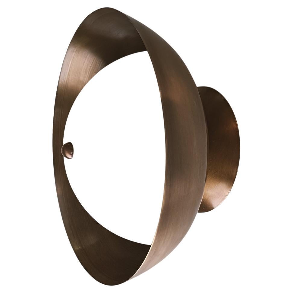 PATI- Aplique de pared de latón macizo y opalina, pátina bronceada.

Iluminación: 2 x G9 (opcionalmente LED integrado)

En bruto o con capa protectora (tal como se presenta, utilizamos una superficie protectora patentada, no lacada). 

Aunque el