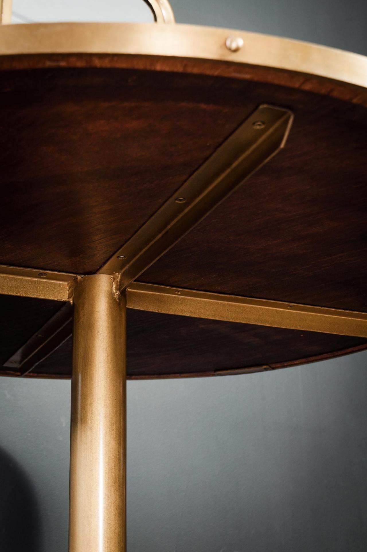 Hocher Tisch mit Patina aus Messing, Metall und cognacfarbenem Leder im französischen Design im Zustand „Neu“ im Angebot in Tourcoing, FR