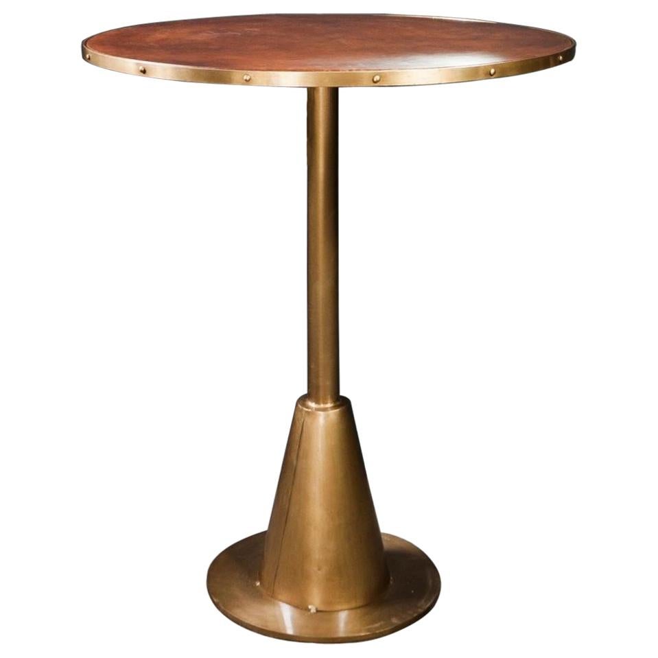 Hocher Tisch mit Patina aus Messing, Metall und cognacfarbenem Leder im französischen Design im Angebot