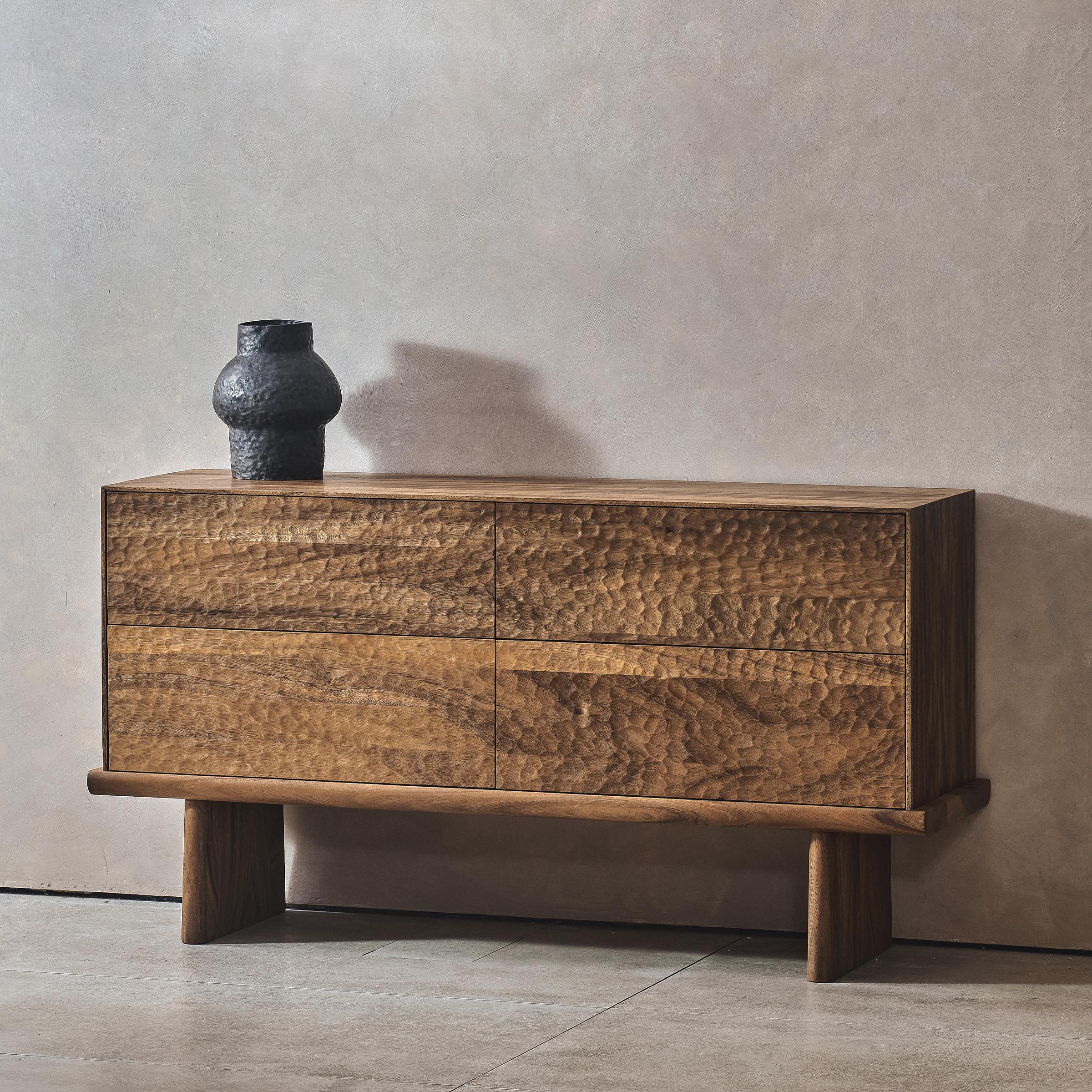 Cassapanca Patina di DAaZ
Dimensioni: P 46,2 x L 150 x H 79,5 cm.
Materiali: Legno di Albizzia.


DAaZ Furniture onora lo spirito di avventura. Accettiamo l'evasione dall'ordinario e ci rallegriamo della magia che si trova nell'inaspettato. La