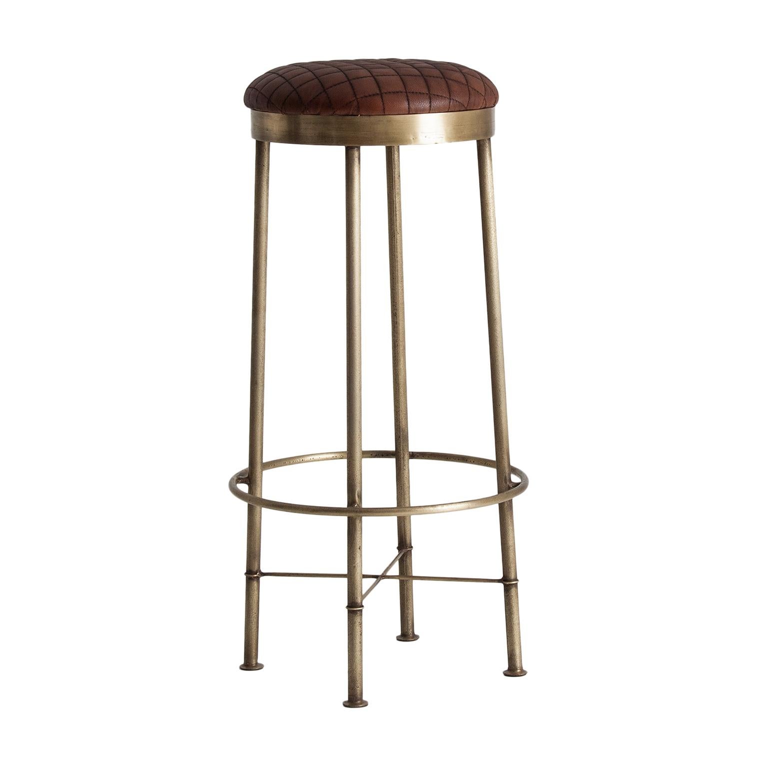 Elegant bar stool with gold metal structure and brown leather seat, combining quality, robustness and class. Comfortable, aerial and design. In excellent condition (new items, never used).