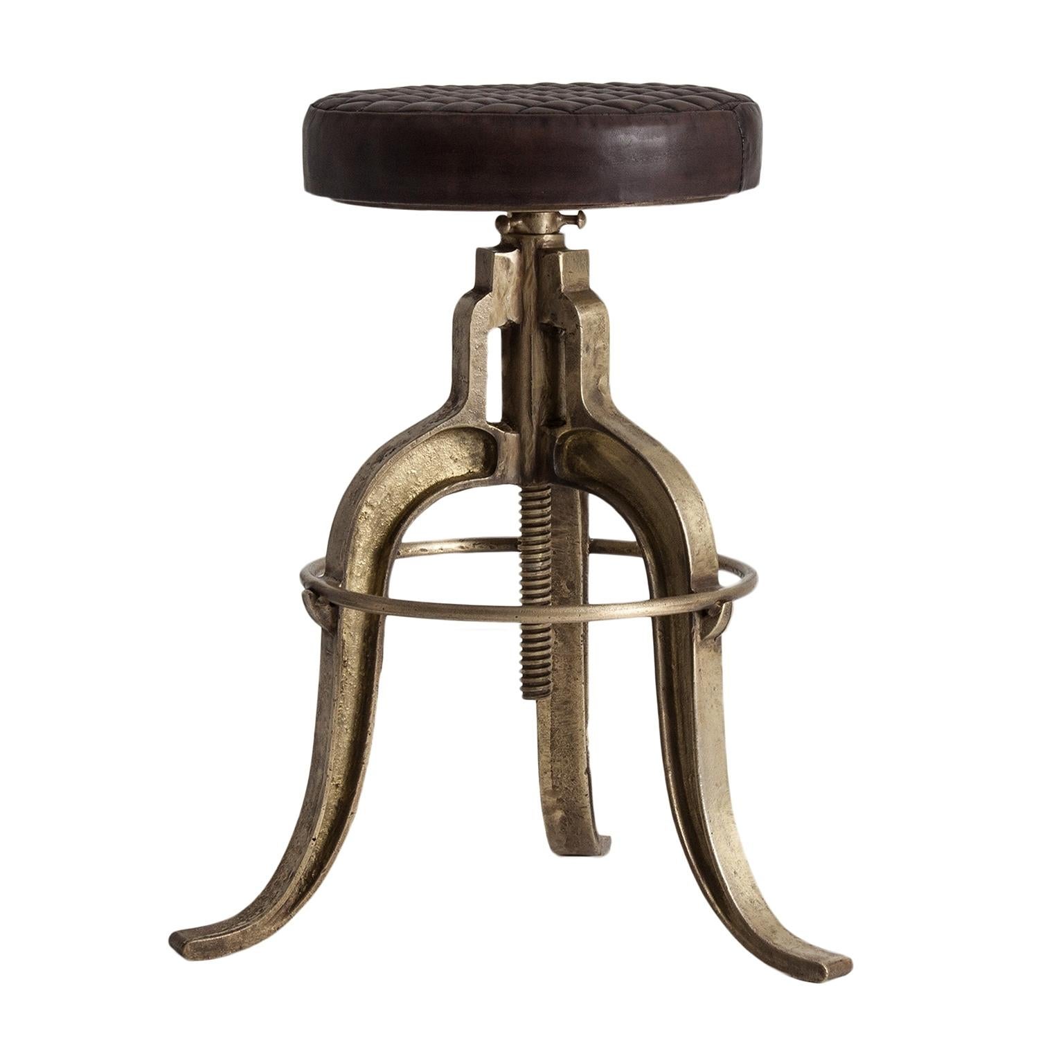 Elegant bar stool with patina gold metal structure and brown leather seat, combining quality, robustness and class. Comfortable, aerial and design. In excellent condition (new items, never used).